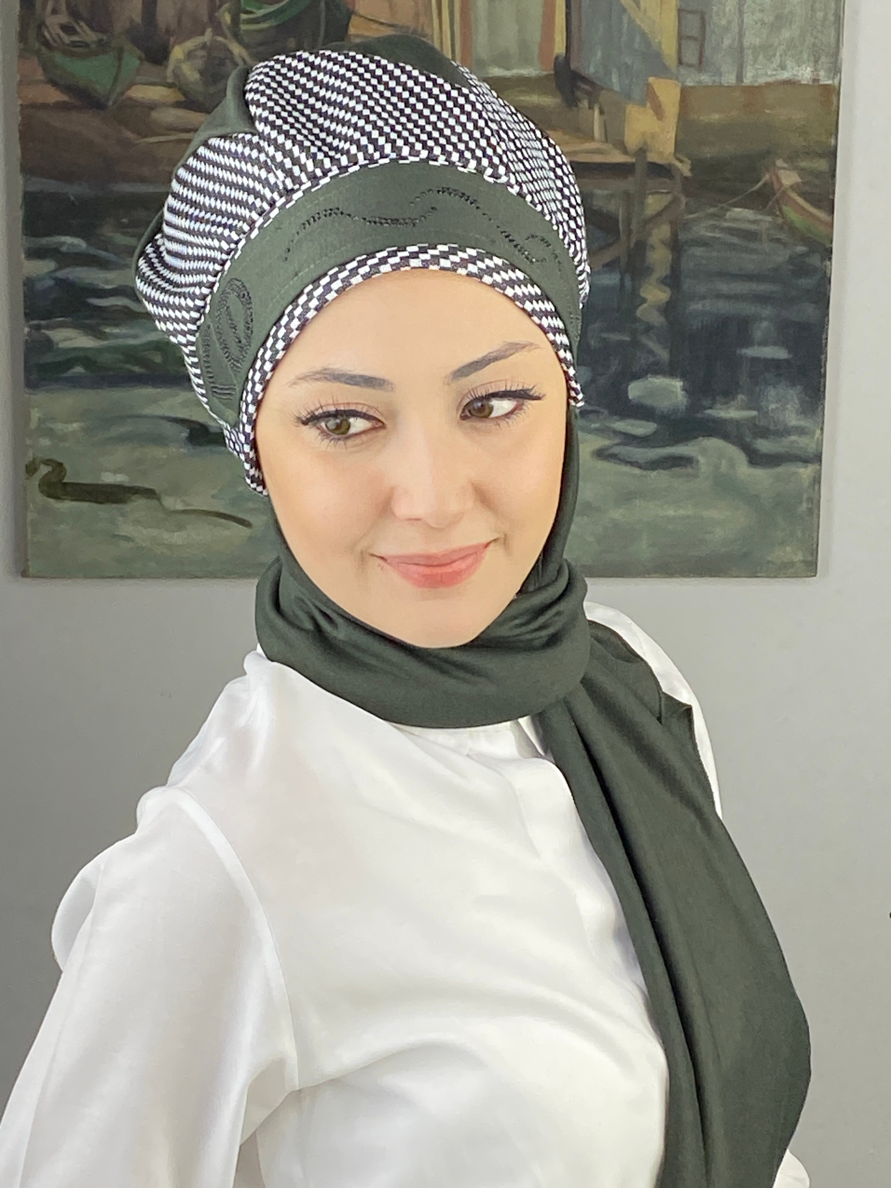 Çarkıfelek Model Taşlı Kemerli Gri Beyaz Zigzag Desen Koyu Neft Yeşil Atkılı Bere