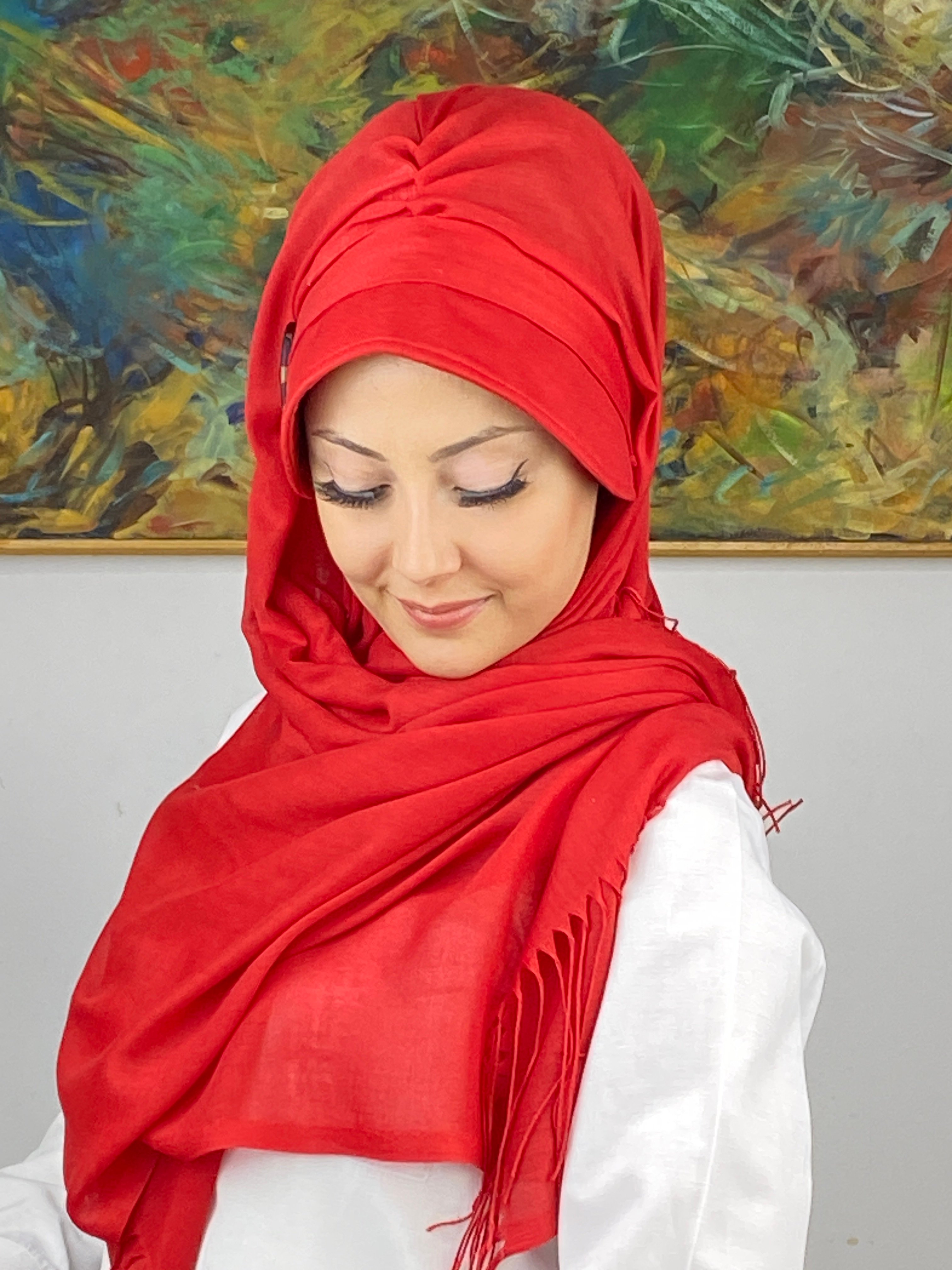 Kırmızı Renkli Tokalı Siperli Şapka Şal
