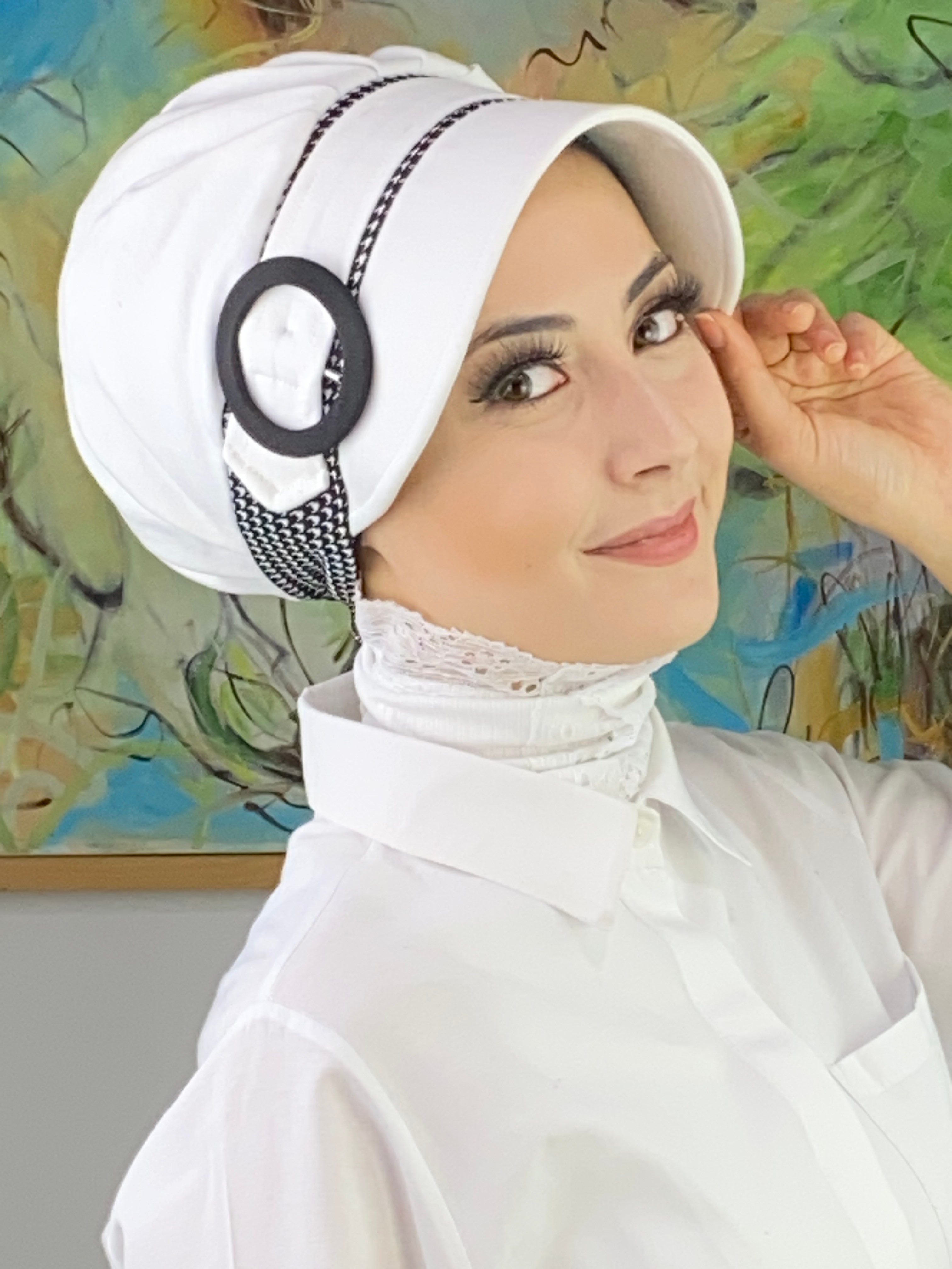 Nazlı Model Tokalı İri Siyah Beyaz Kazayaklı Tesettür Şapka