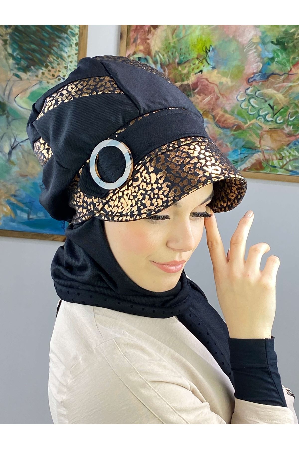 Parlak Bakır Leopar Şerit Detaylı Siyah Çarkıfelek Model Tokalı Atkılı Şapka