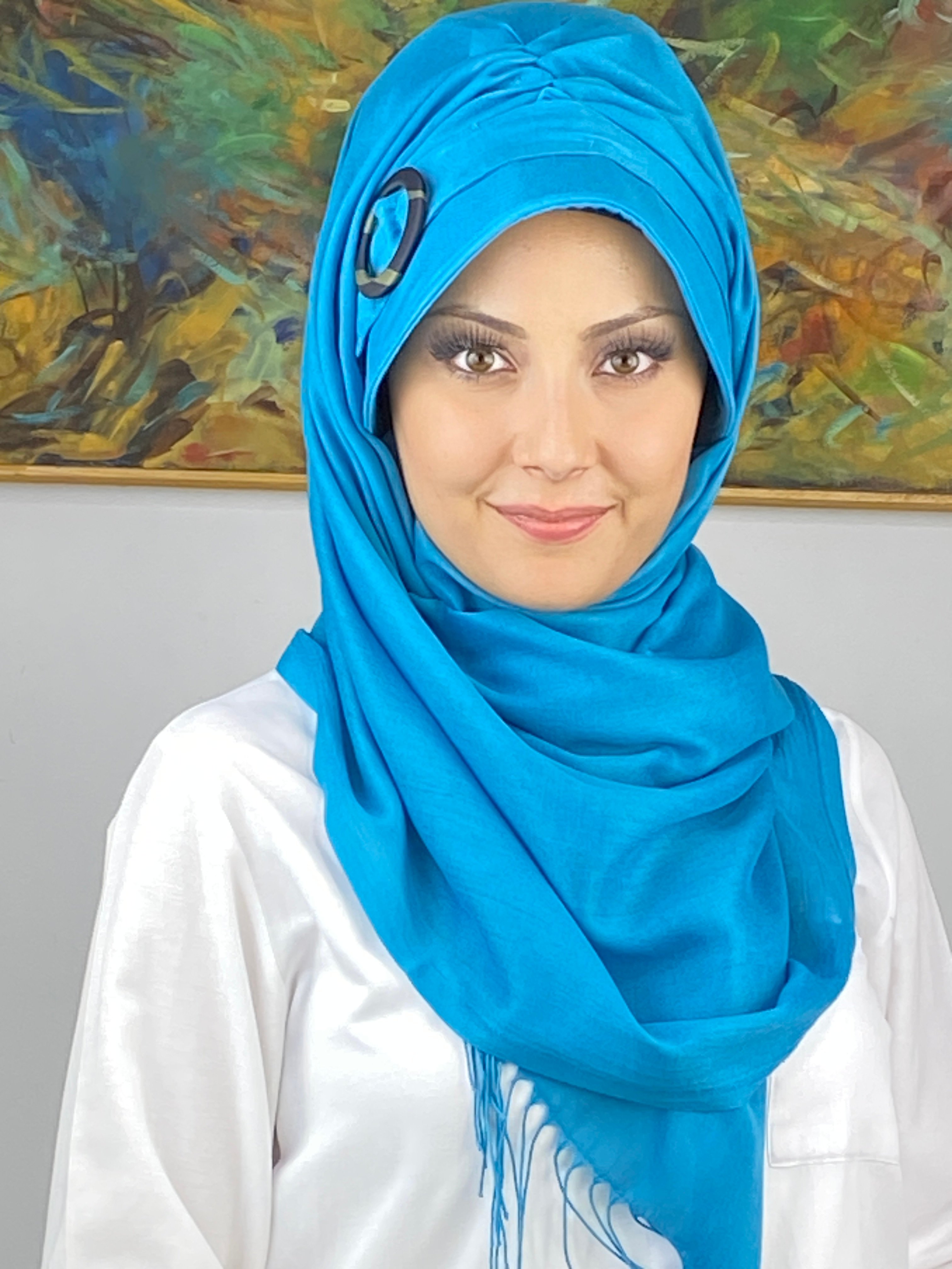 Açık Mavi Renkli Tokalı Siperli Şapka Şal