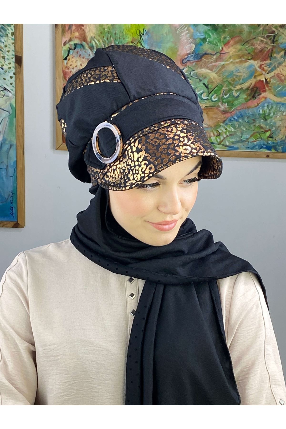 Parlak Bakır Leopar Şerit Detaylı Siyah Çarkıfelek Model Tokalı Atkılı Şapka