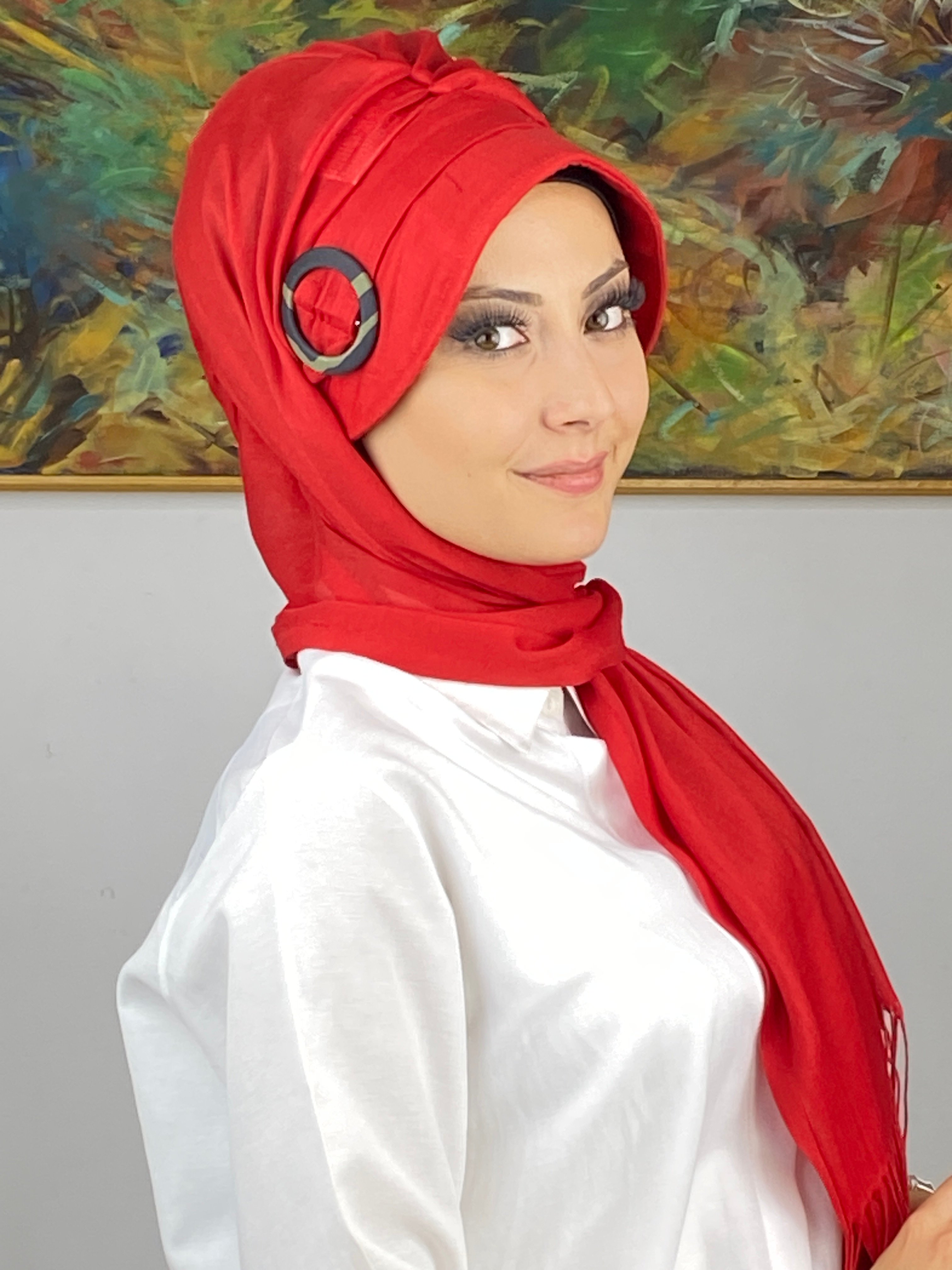 Kırmızı Renkli Tokalı Siperli Şapka Şal