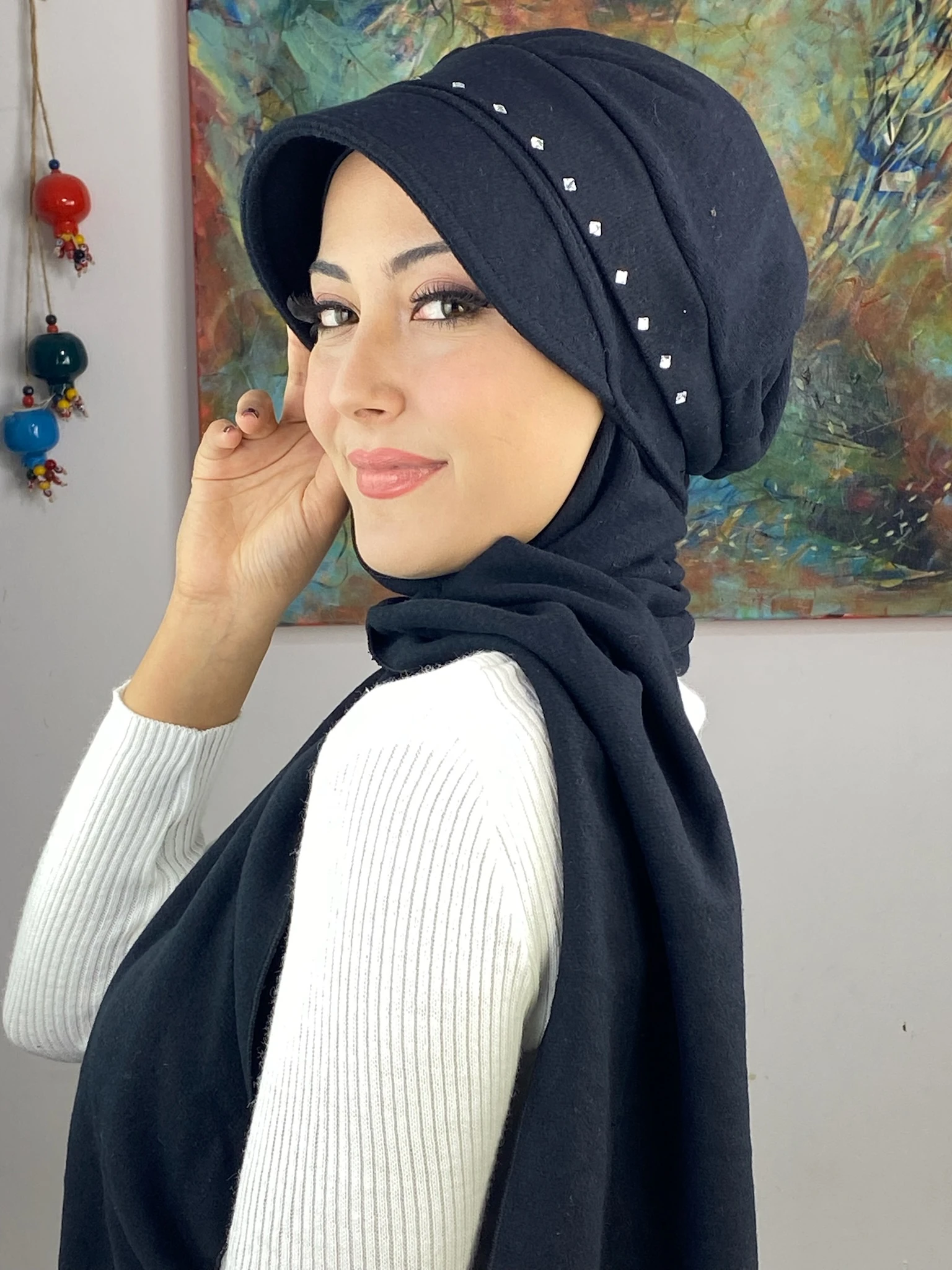 KARE TAŞ DETAYLI ŞAPKA