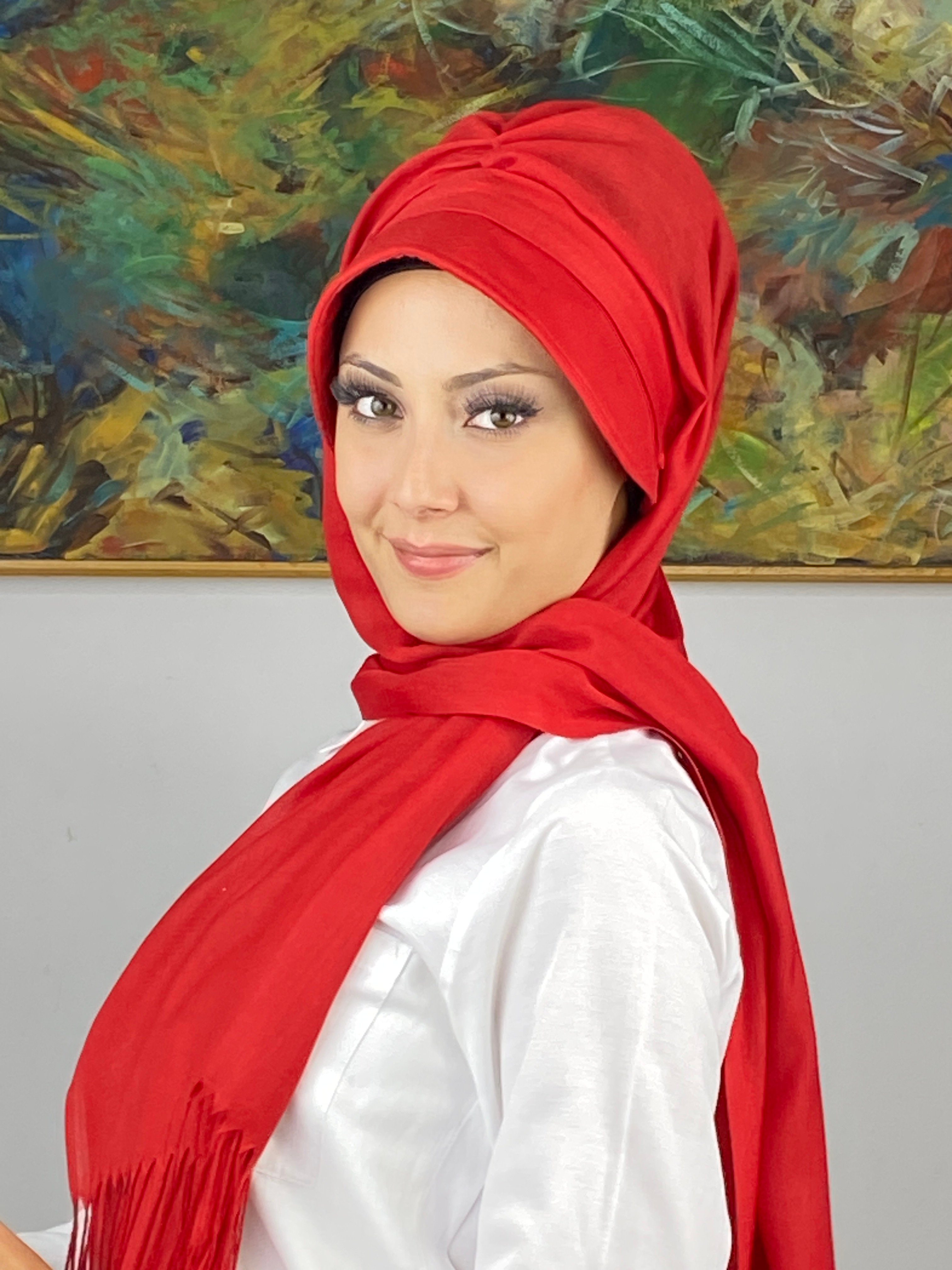 Kırmızı Renkli Tokalı Siperli Şapka Şal