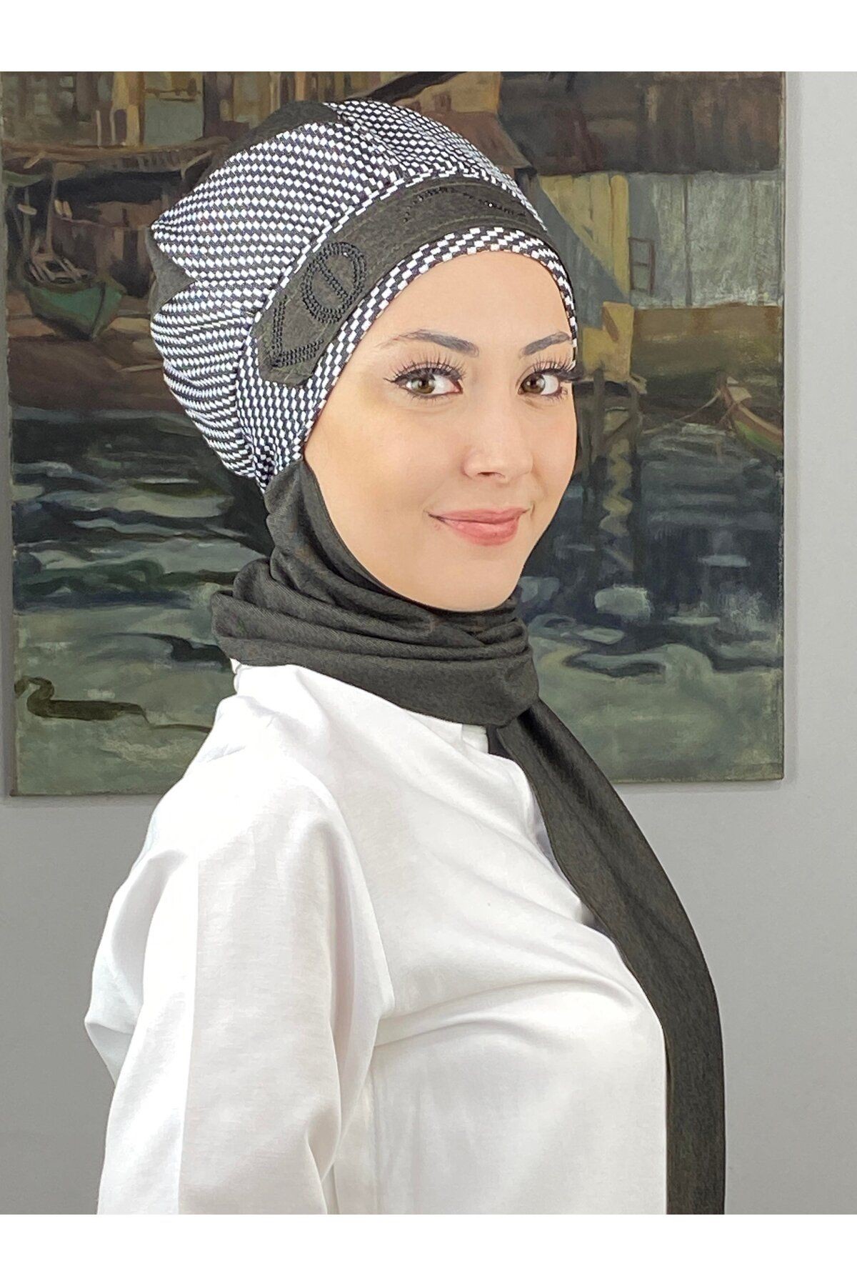 Çarkıfelek Model Taşlı Kemerli Gri Beyaz Zigzag Desen Koyu Gri Atkılı Bere