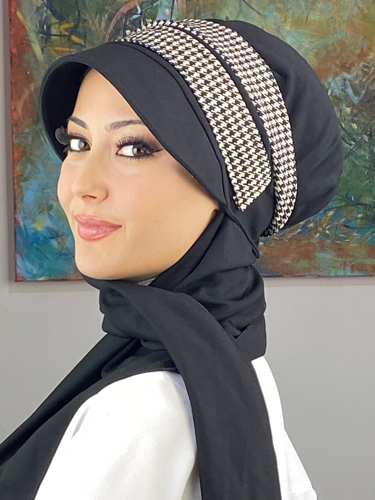 SİYAH KAZAYAĞI DESENLİ ŞAPKA