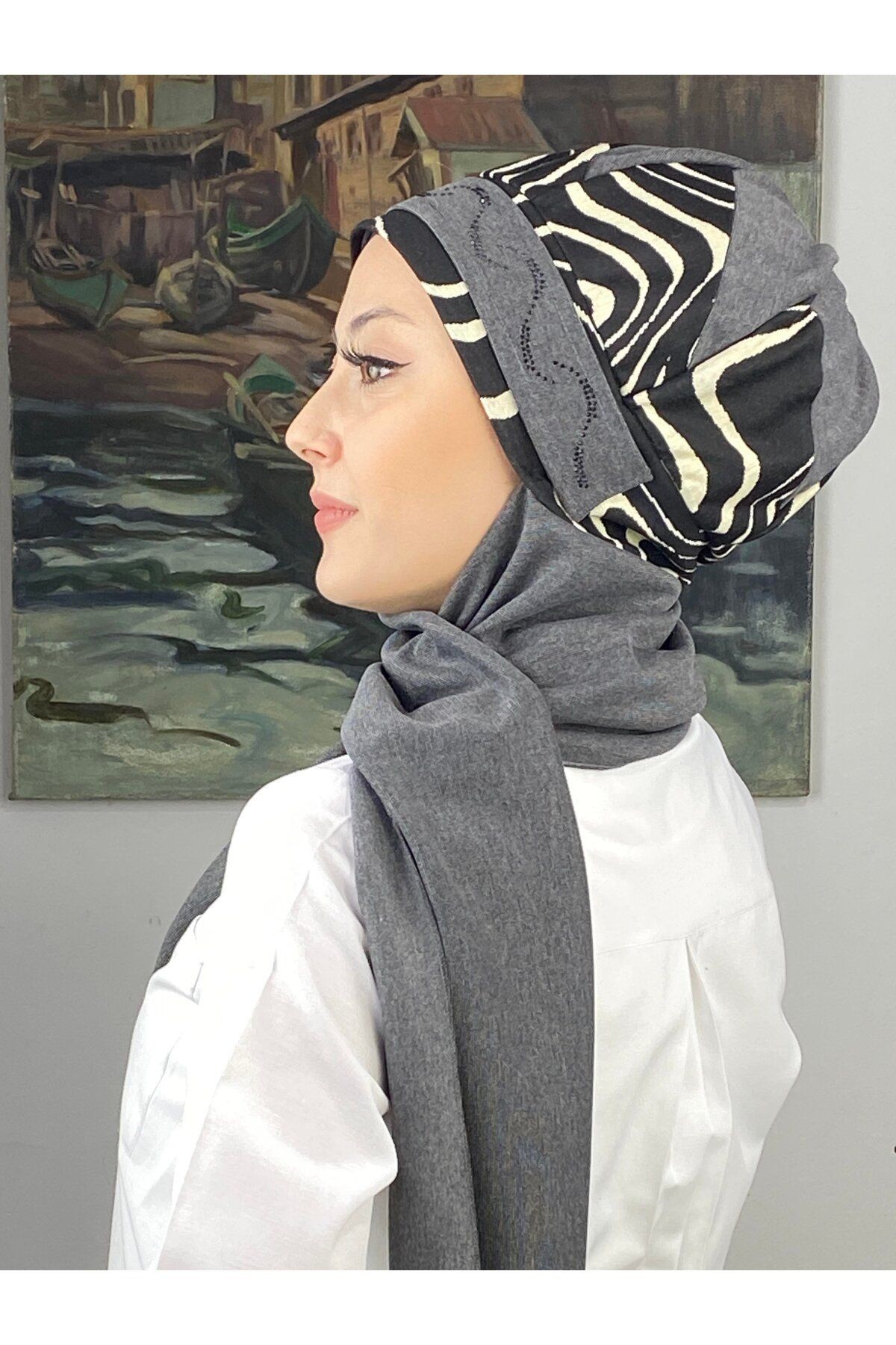 Çarkıfelek Model Taşlı Kemerli iri Siyah Zebra Desen Koyu Gri Atkılı Bere