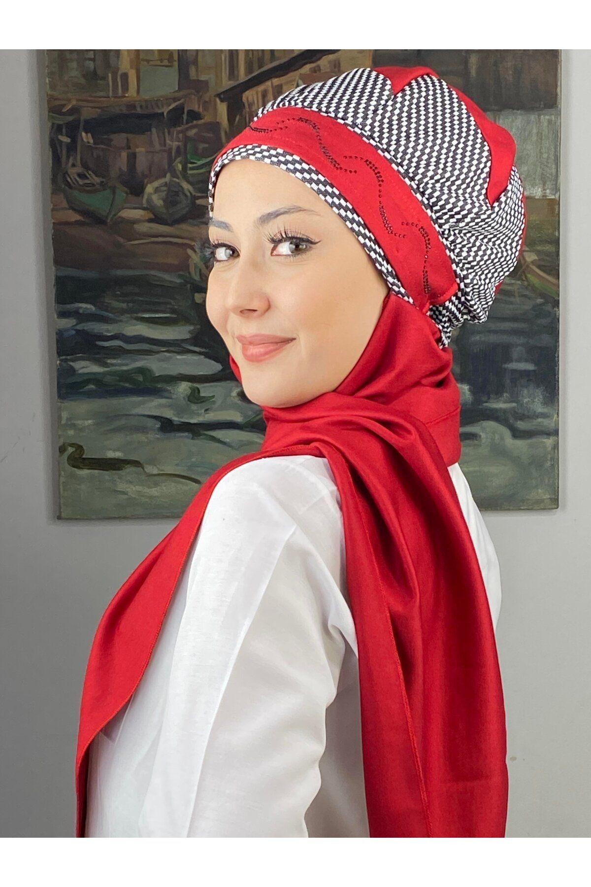 Çarkıfelek Model Taşlı Kemerli Gri Beyaz Zigzag Desen Kırmızı Atkılı Bere