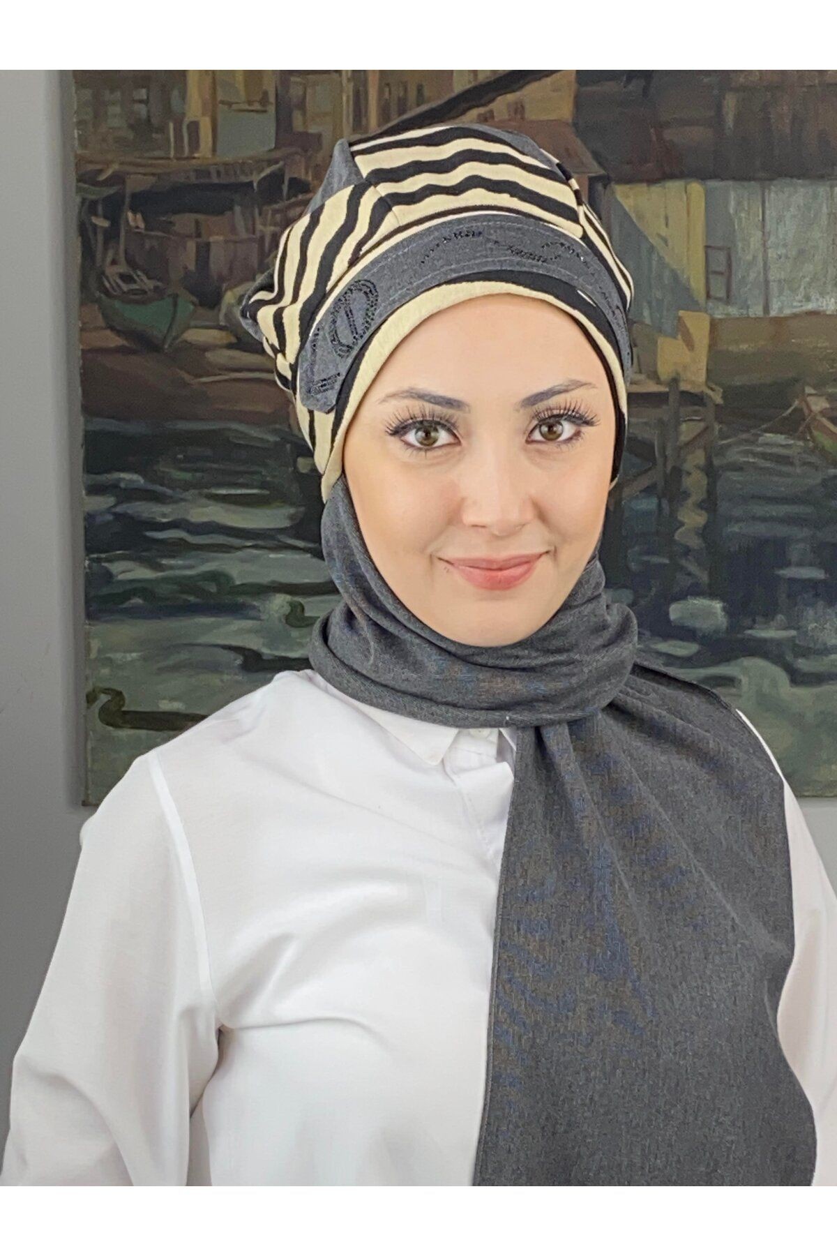 Çarkıfelek Model Taşlı Kemerli iri Krem Zebra Desen Koyu Gri Atkılı Bere