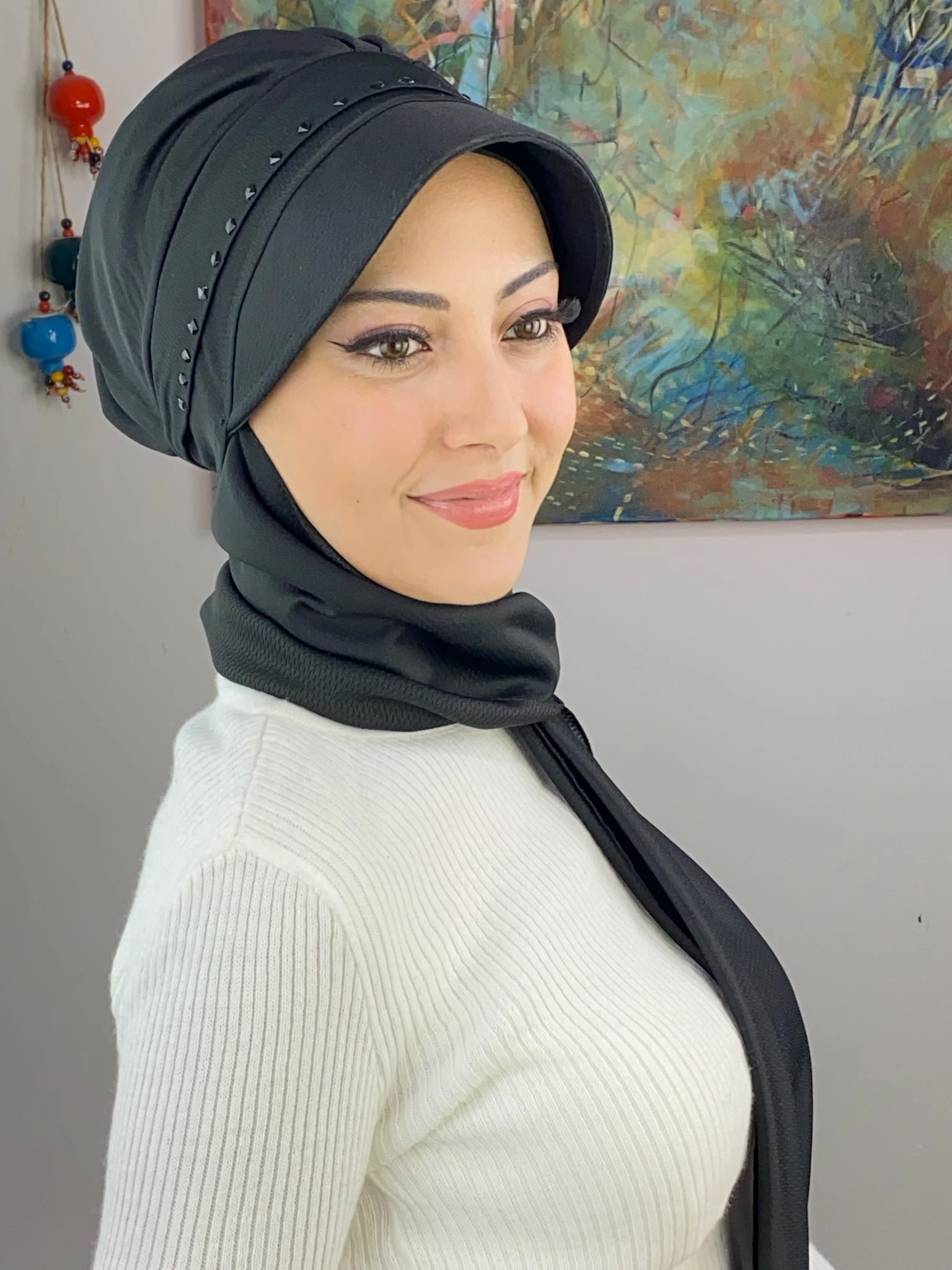 KARE SİYAH  TAŞ DETAYLI ŞAPKA