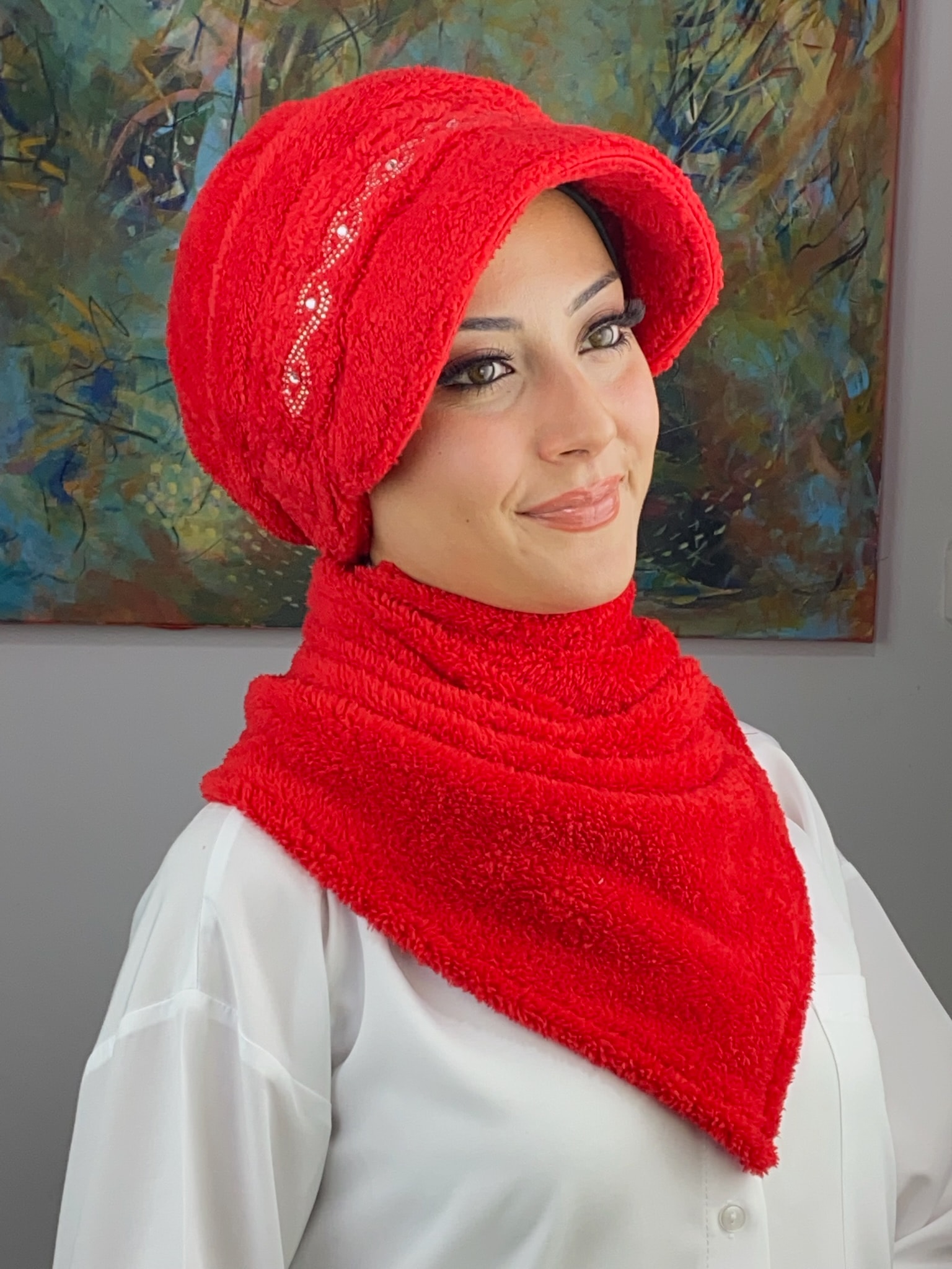 PELUŞ KARE TAŞ DETAYLI ŞAPKA 