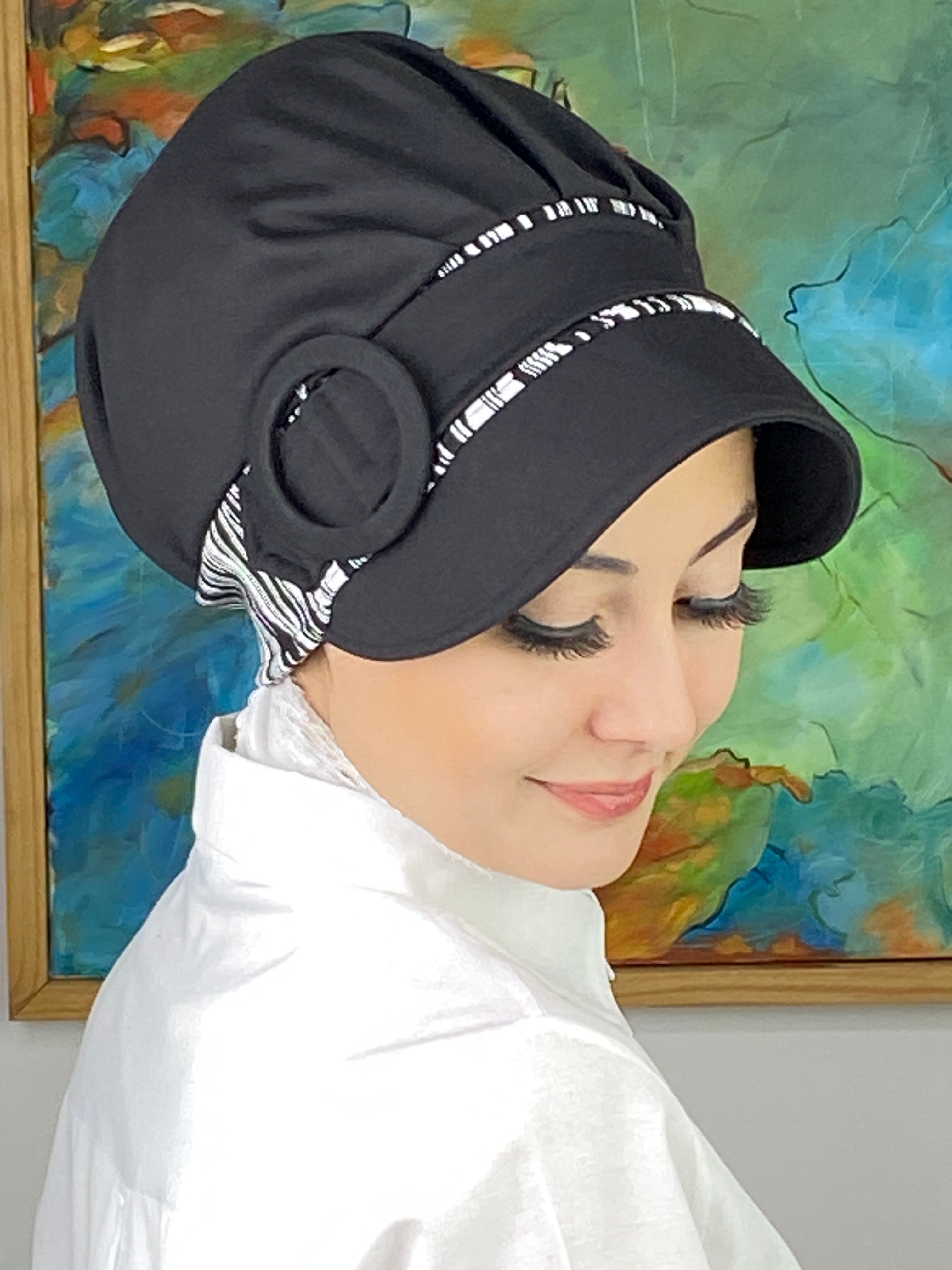 Nazlı Model Tokalı İnce Çizgili Tesettür Şapka