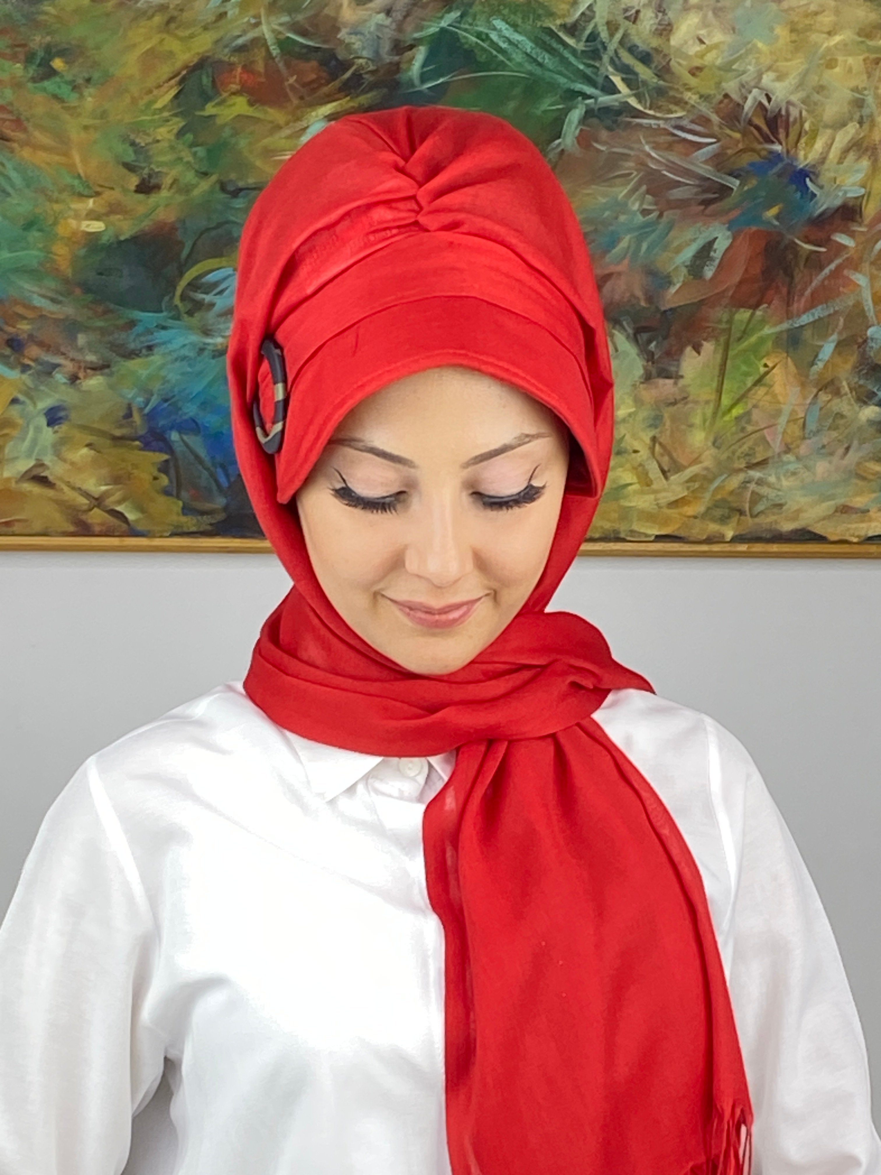 Kırmızı Renkli Tokalı Siperli Şapka Şal