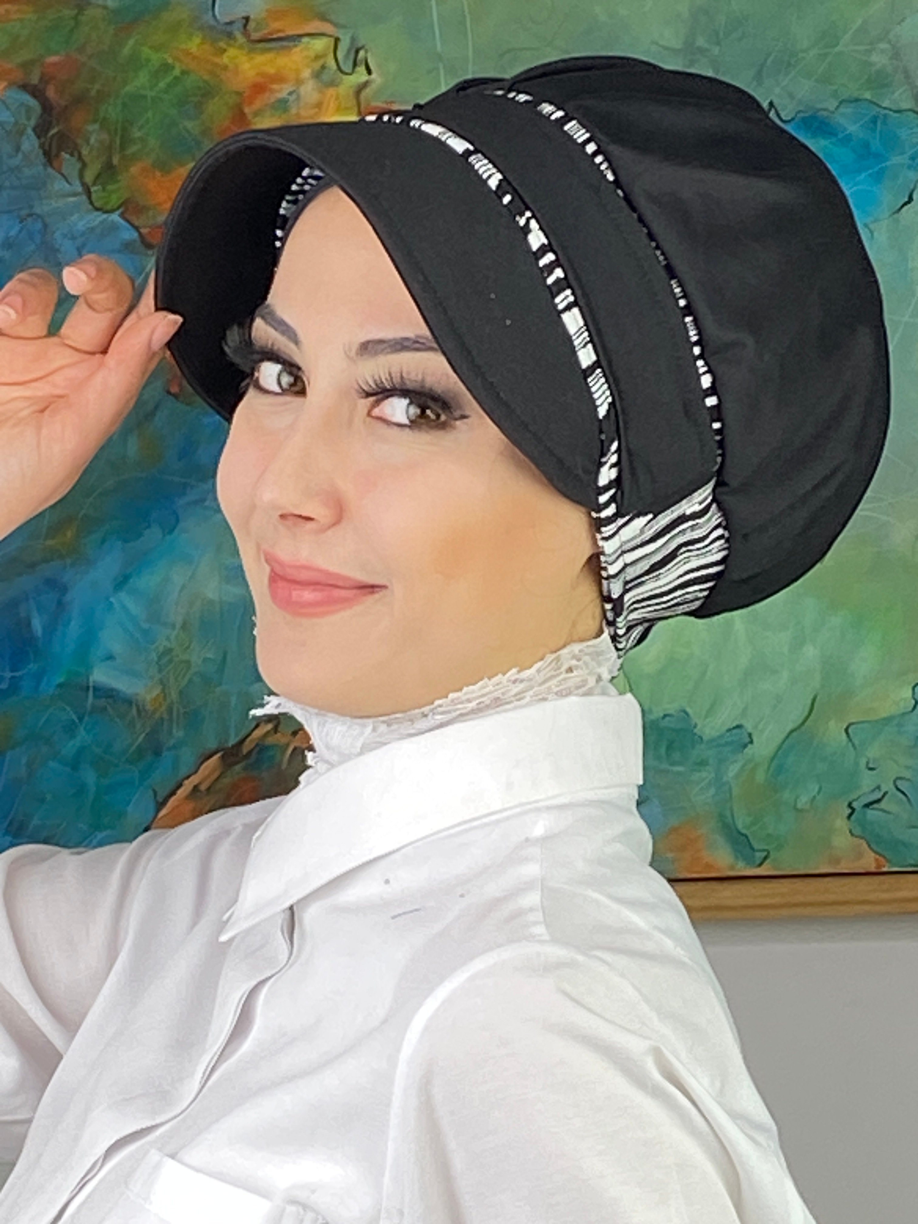 Nazlı Model Tokalı İnce Çizgili Tesettür Şapka