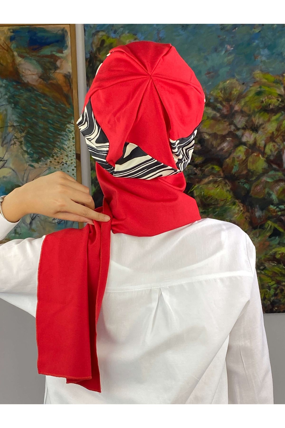 Parlak Zebralı Kırmızı Tokalı Tesettür Şapka Şal