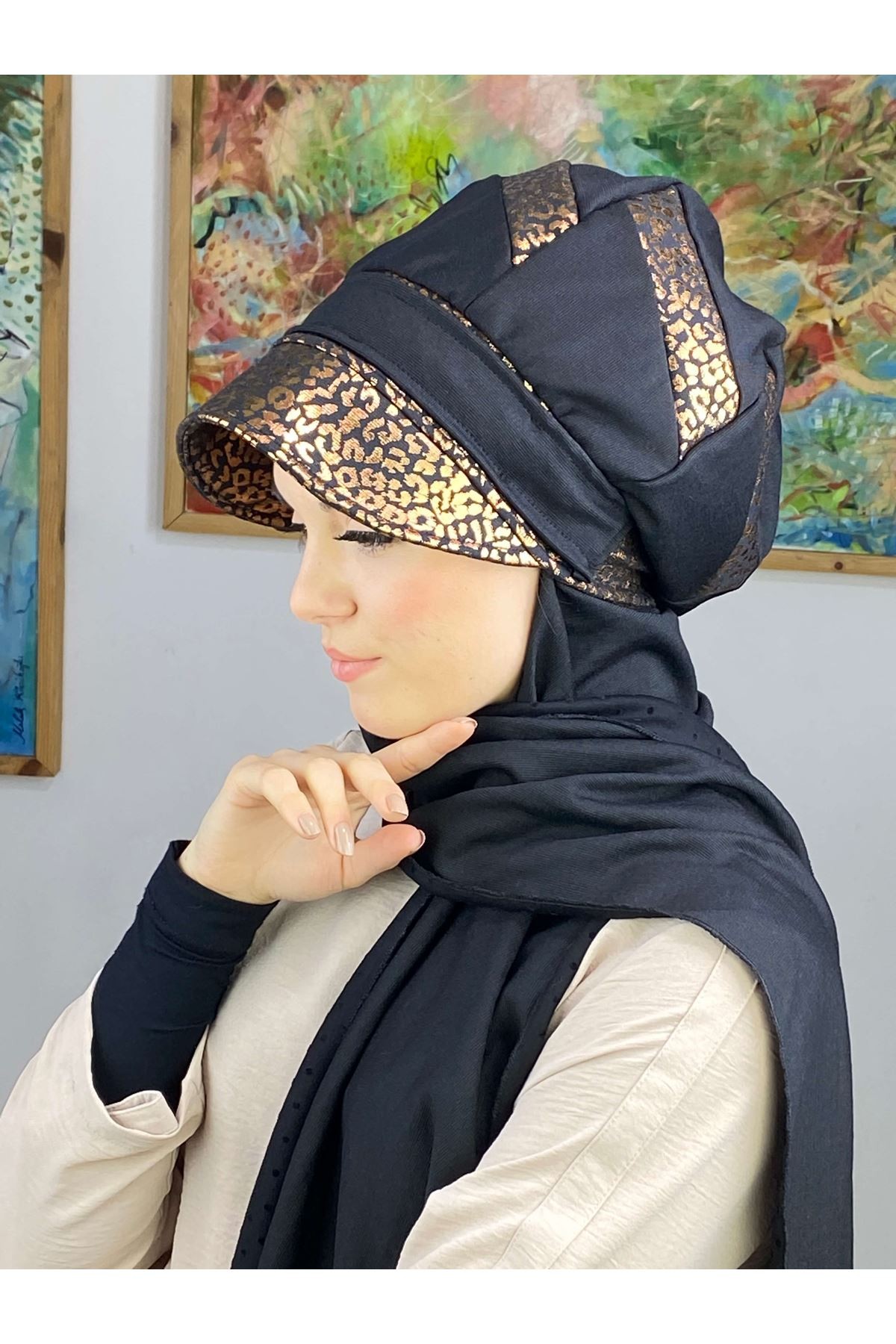 Parlak Bakır Leopar Şerit Detaylı Siyah Çarkıfelek Model Tokalı Atkılı Şapka