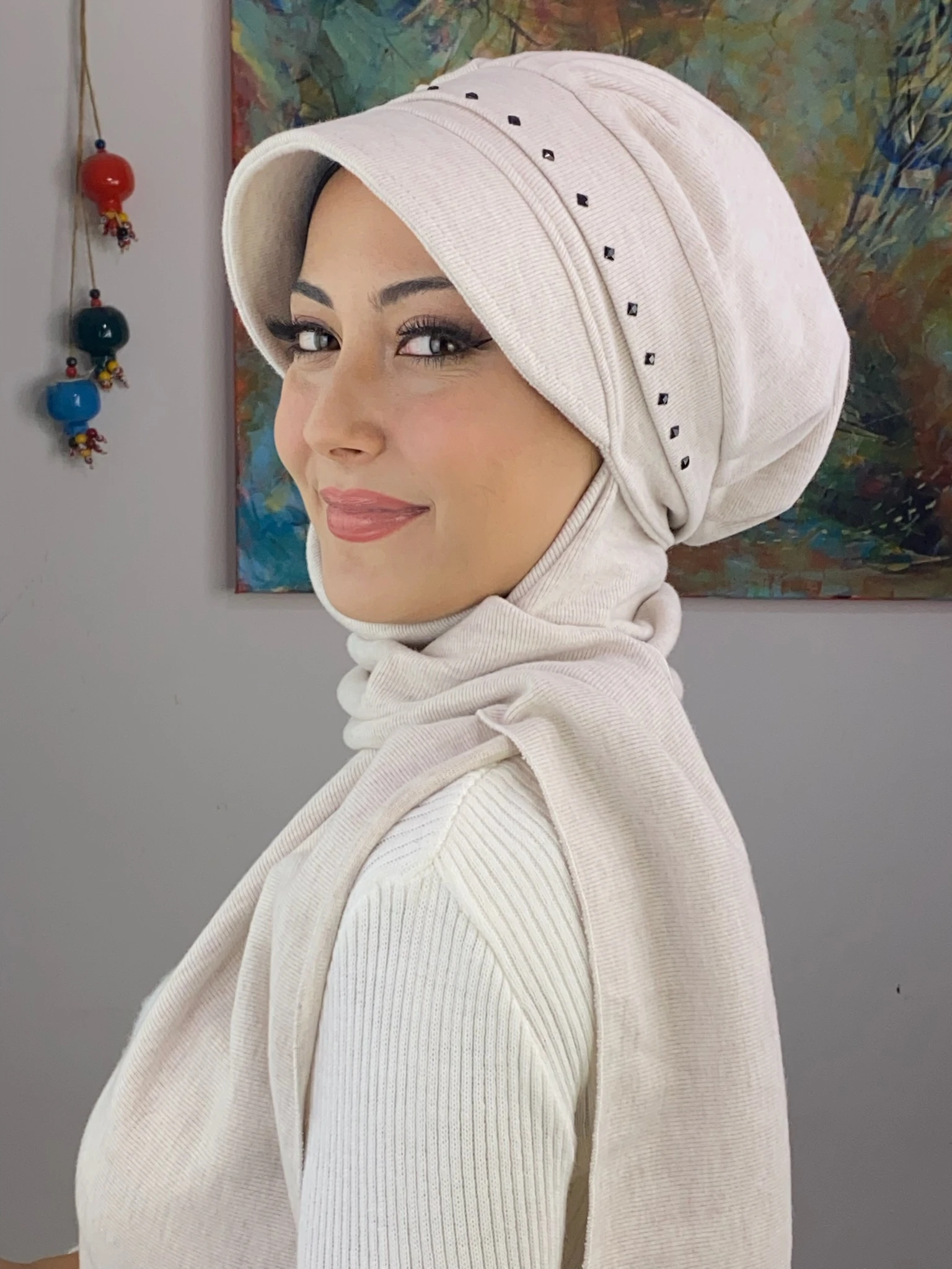 KARE SİYAH  TAŞ DETAYLI ŞAPKA - krem