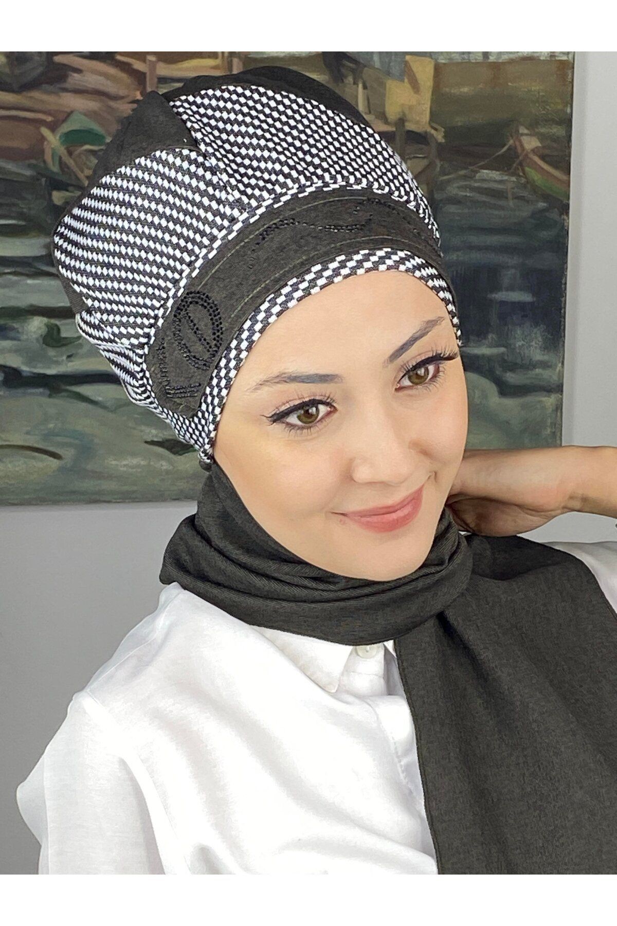 Çarkıfelek Model Taşlı Kemerli Gri Beyaz Zigzag Desen Koyu Gri Atkılı Bere