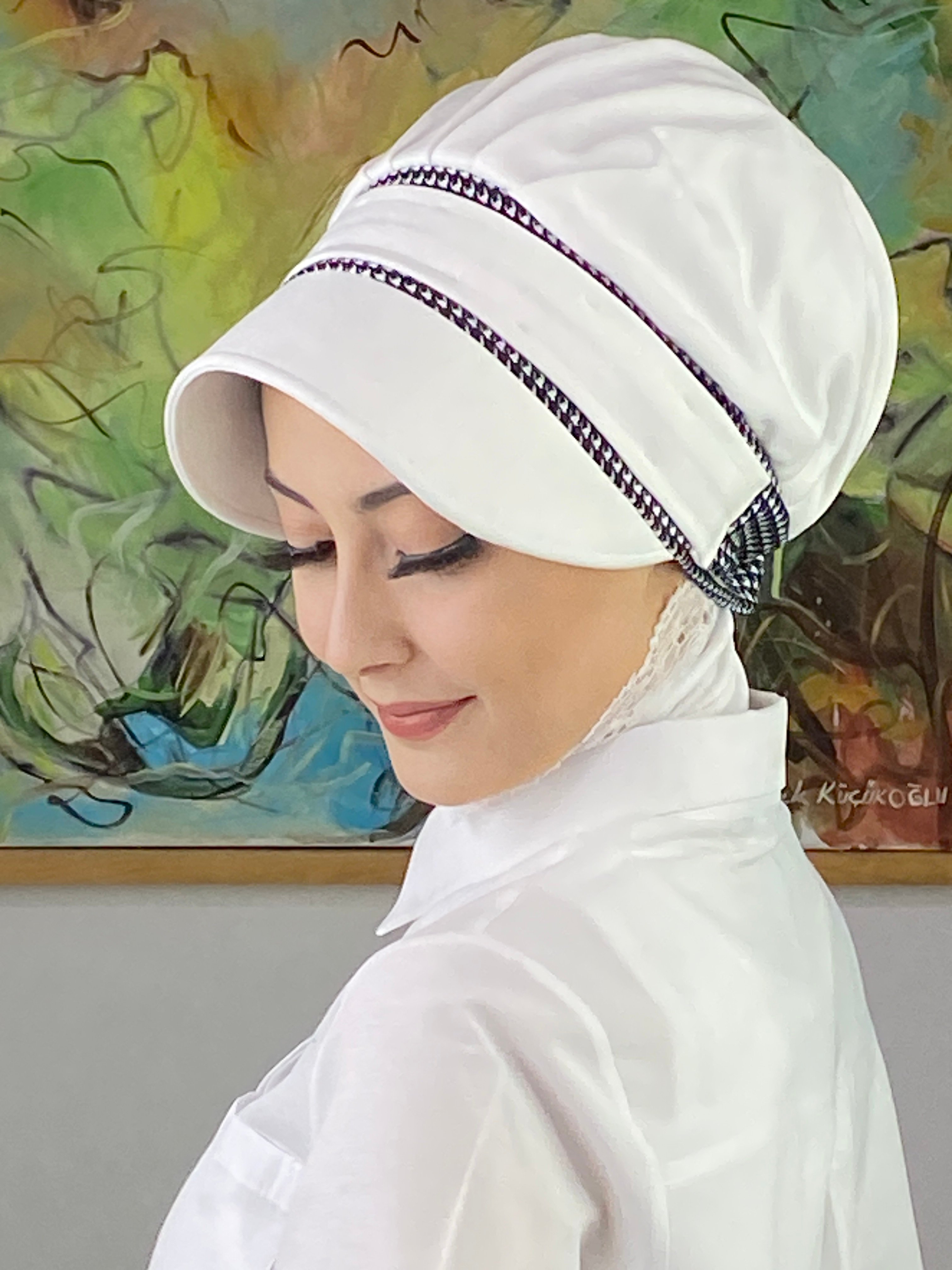 Nazlı Model Tokalı İri Siyah Beyaz Kazayaklı Tesettür Şapka