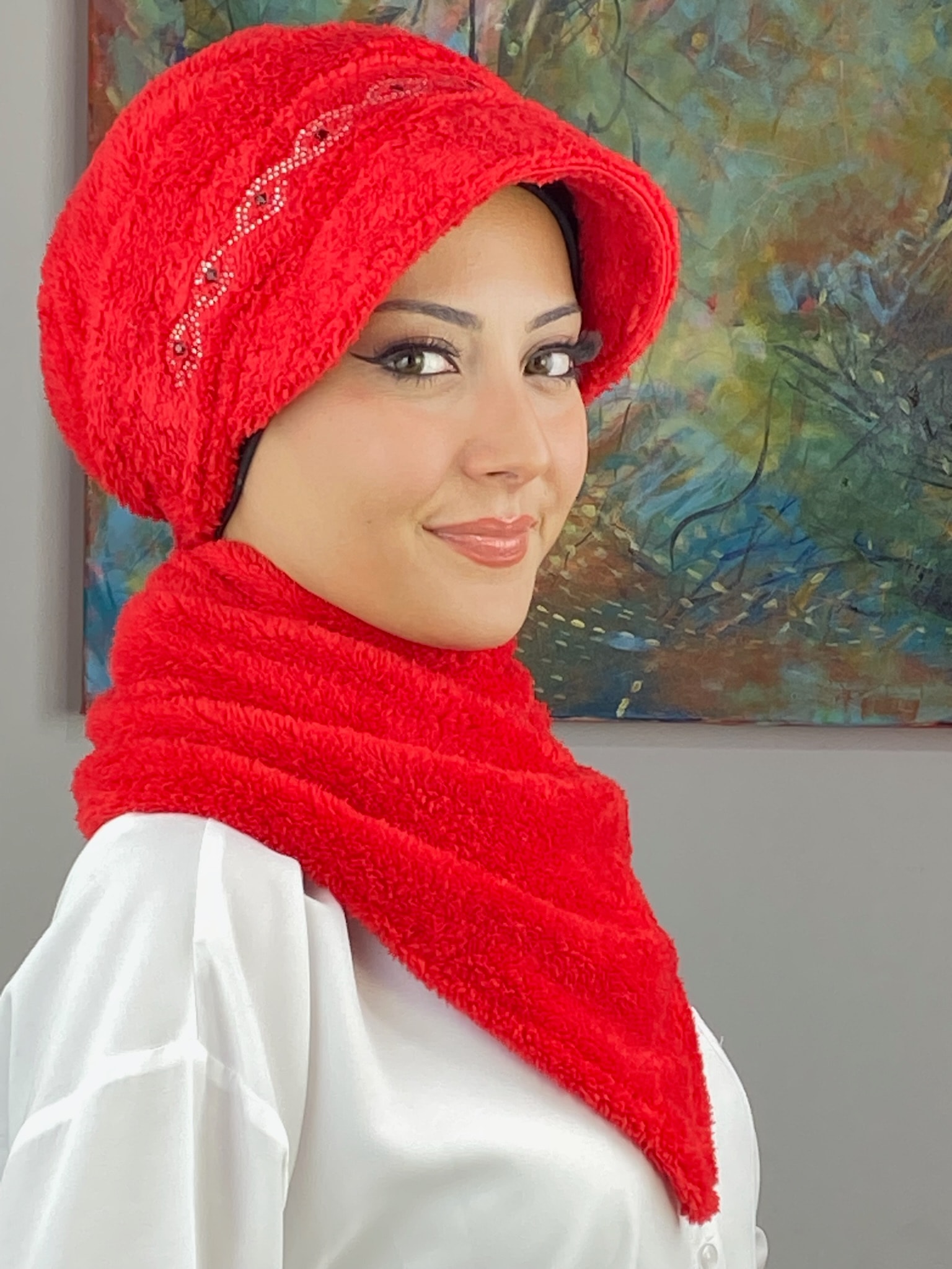 PELUŞ SİYAH KARE TAŞ DETAYLI ŞAPKA 
