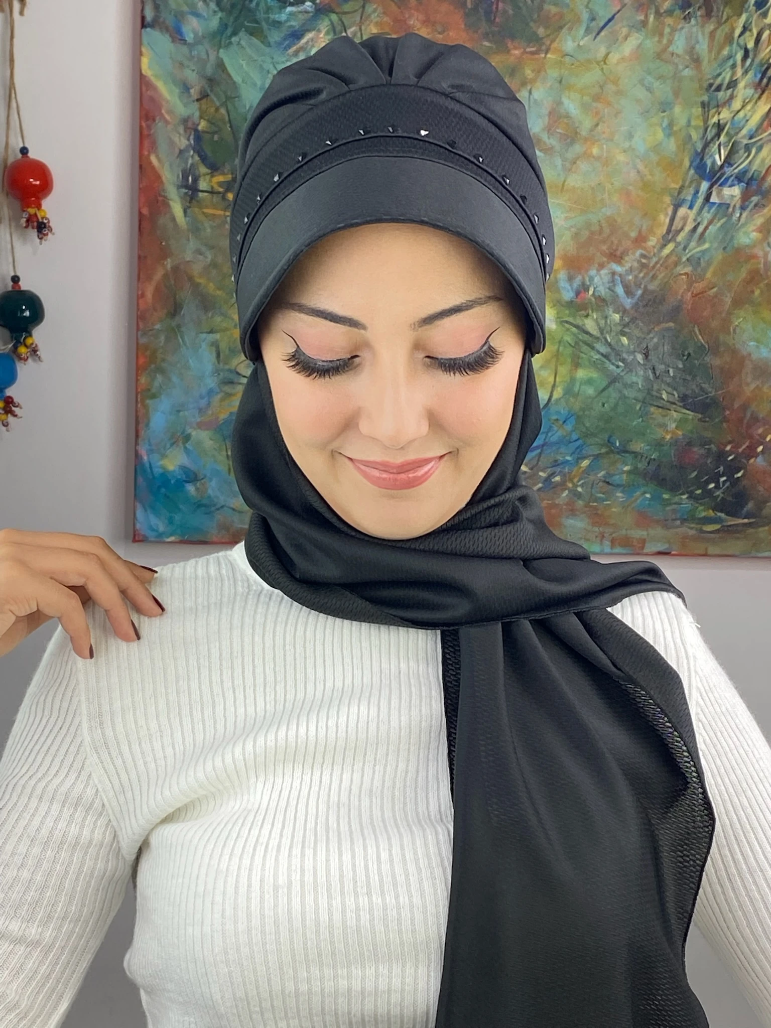 KARE SİYAH  TAŞ DETAYLI ŞAPKA