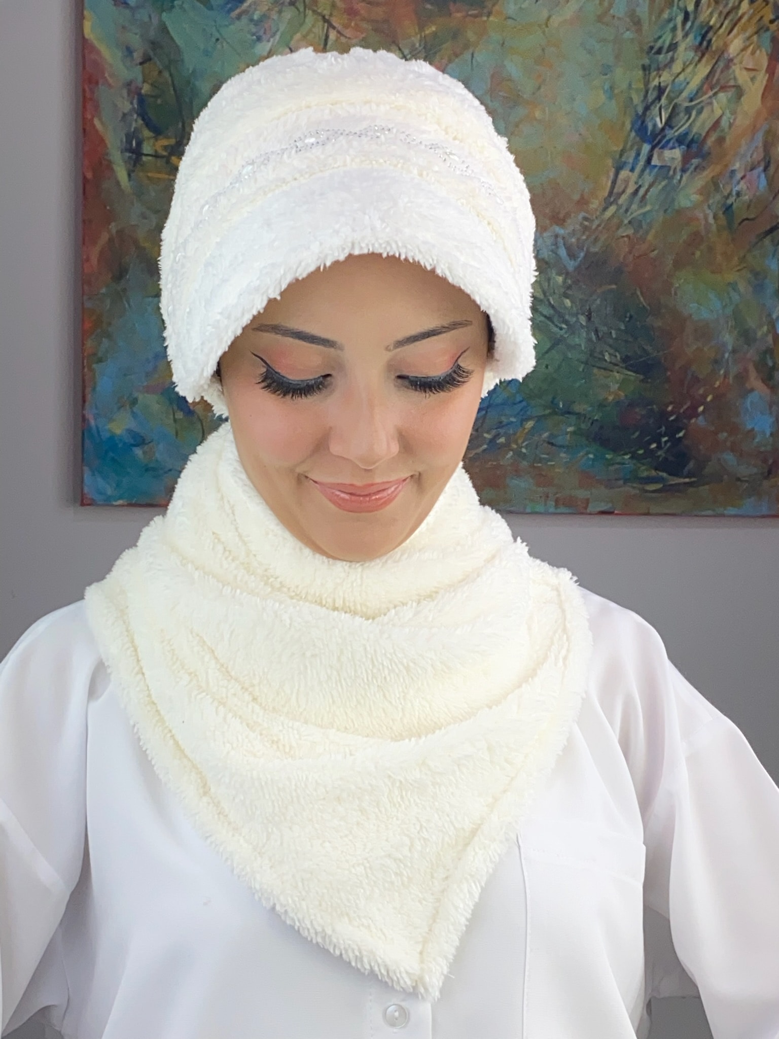 PELUŞ İNCİ TAŞ DETAYLI ŞAPKA 