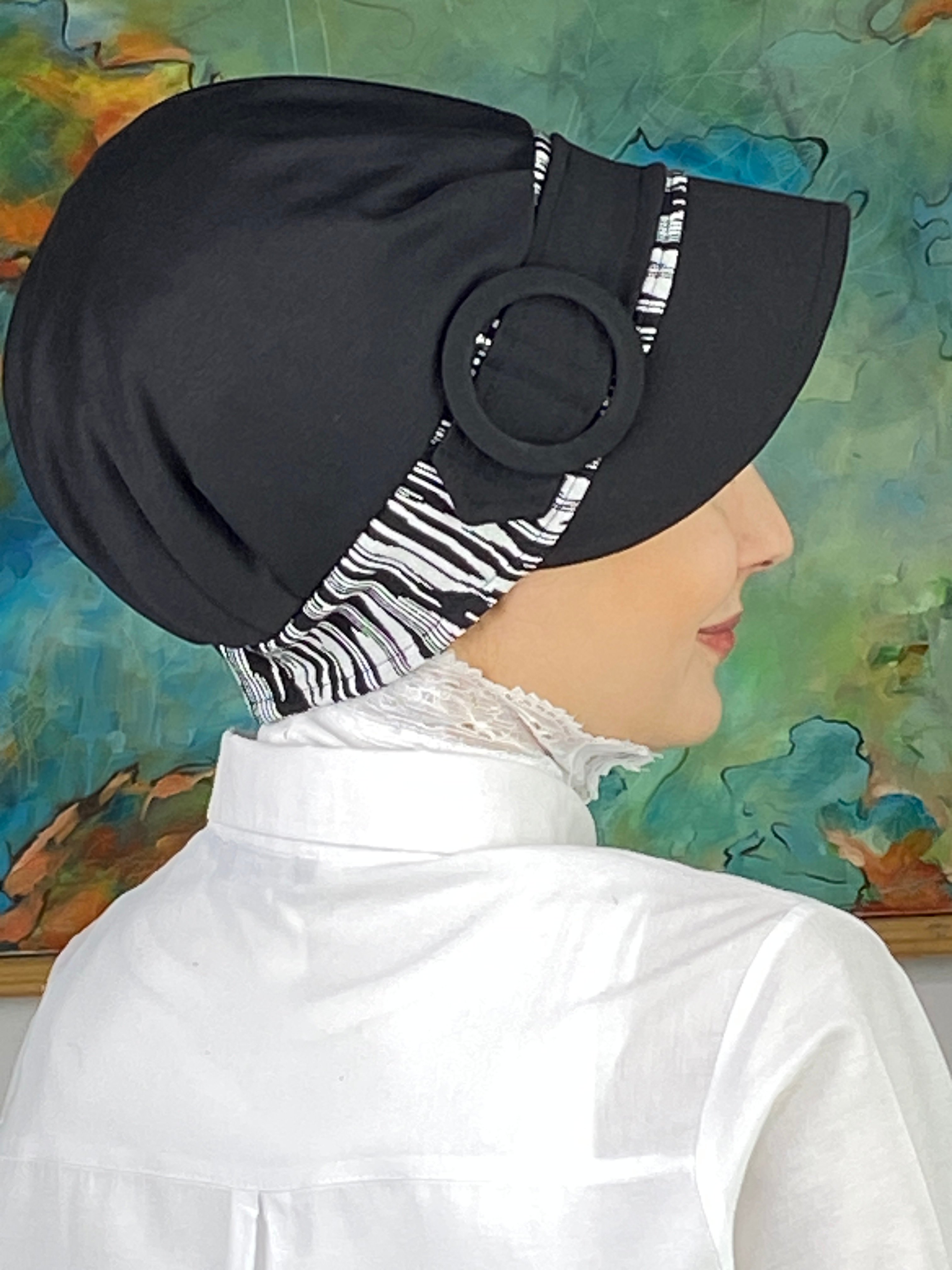 Nazlı Model Tokalı İnce Çizgili Tesettür Şapka