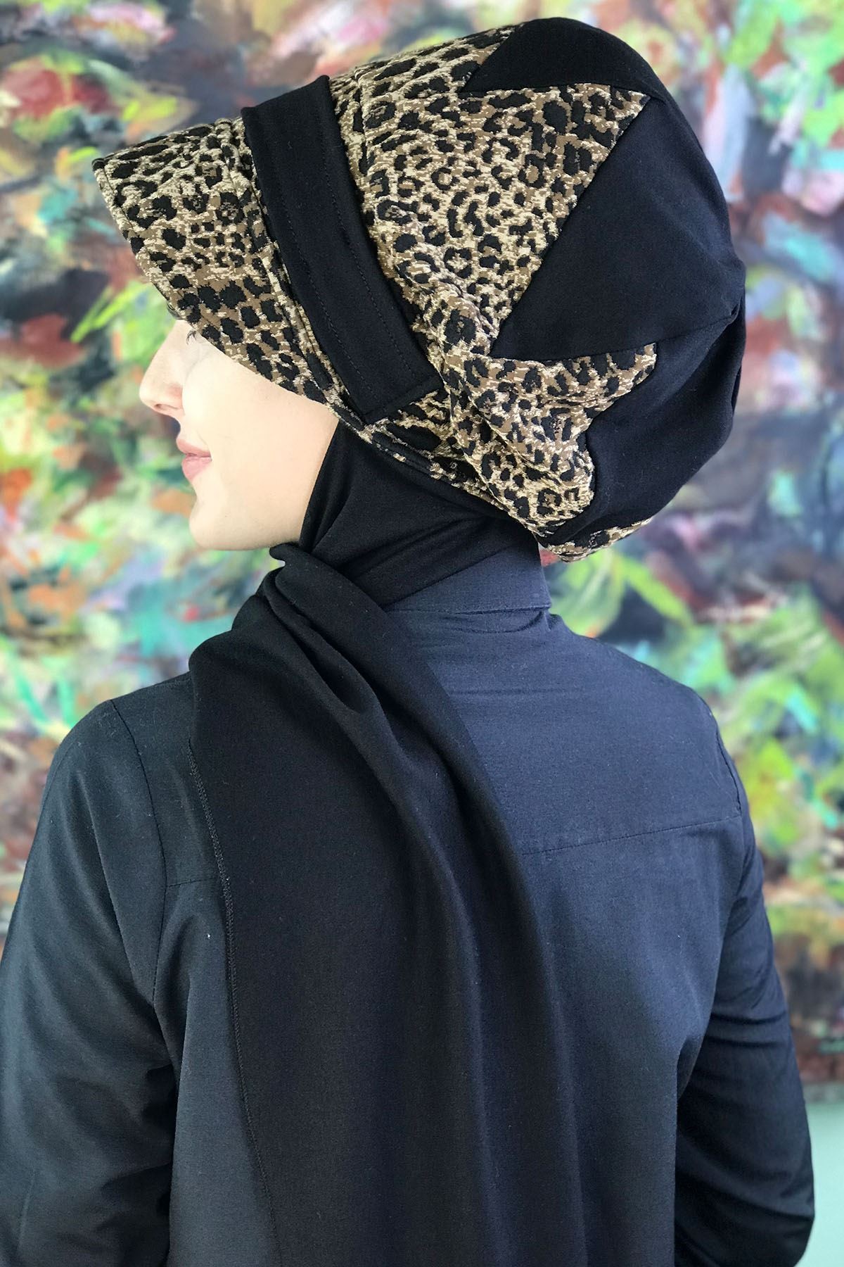 Leopar Desenli Çarkıfelek Model Tokalı Atkılı Siyah Şapka Şal