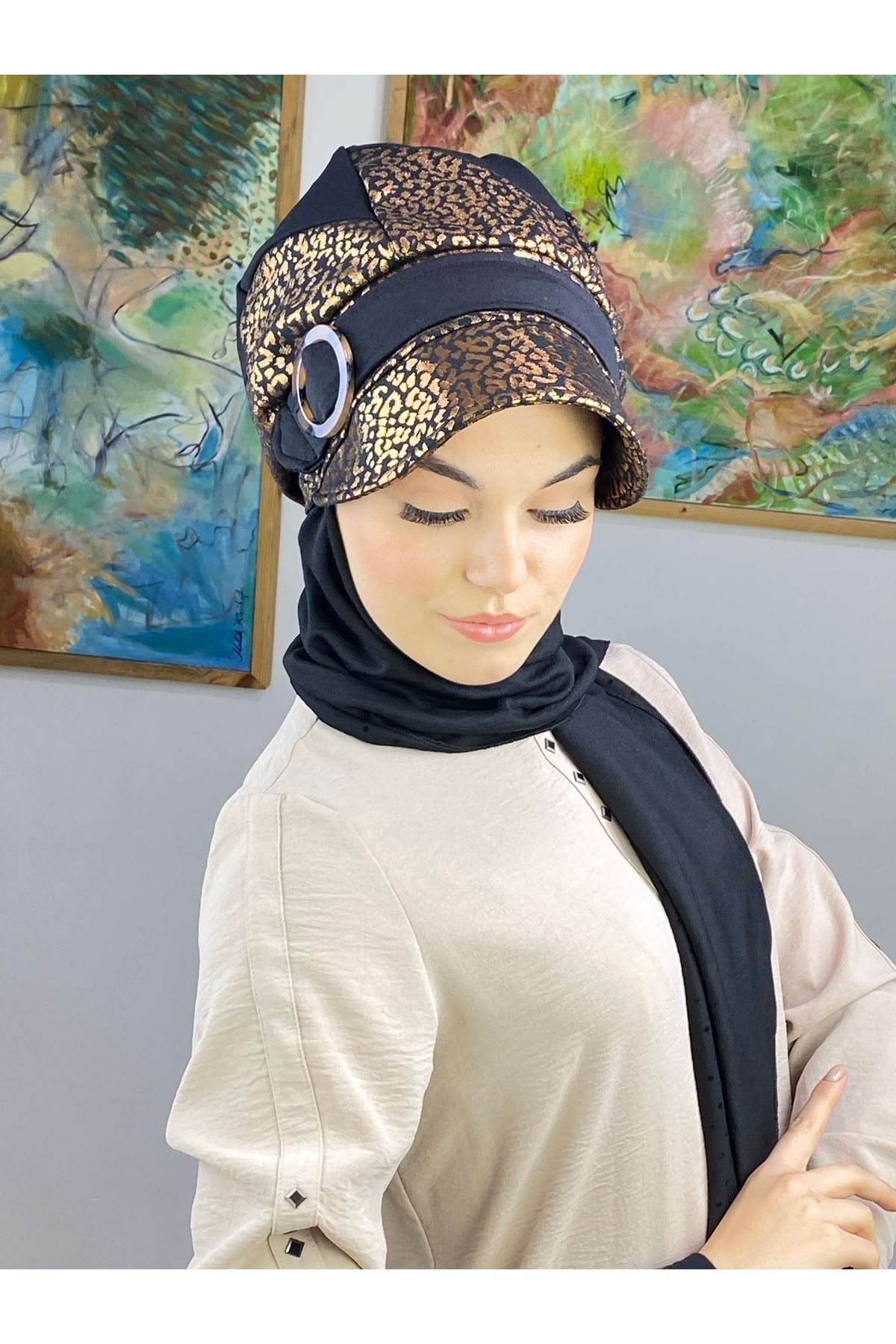 Parlak Bakır Leoparlı Siyah Çarkıfelek Model Tokalı Atkılı Şapka