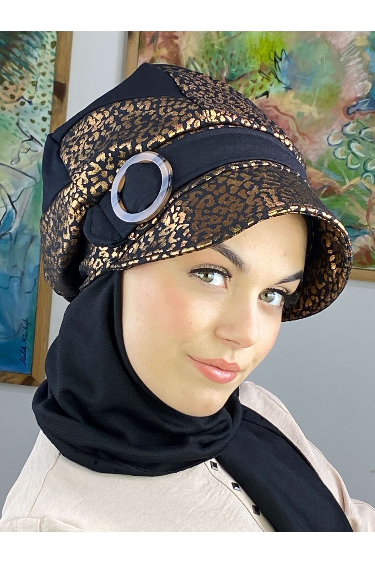 Parlak Bakır Leoparlı Siyah Çarkıfelek Model Tokalı Atkılı Şapka