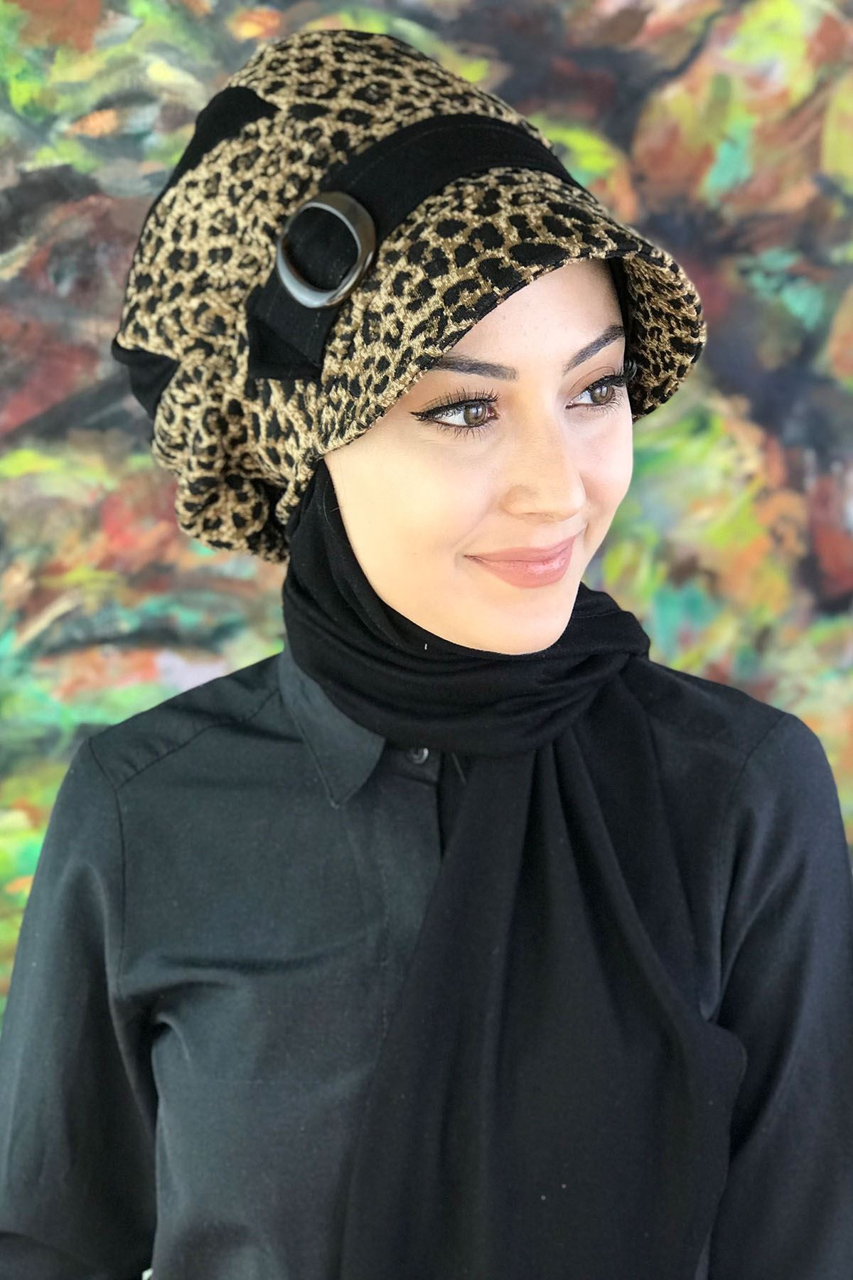 Leopar Desenli Çarkıfelek Model Tokalı Atkılı Siyah Şapka Şal