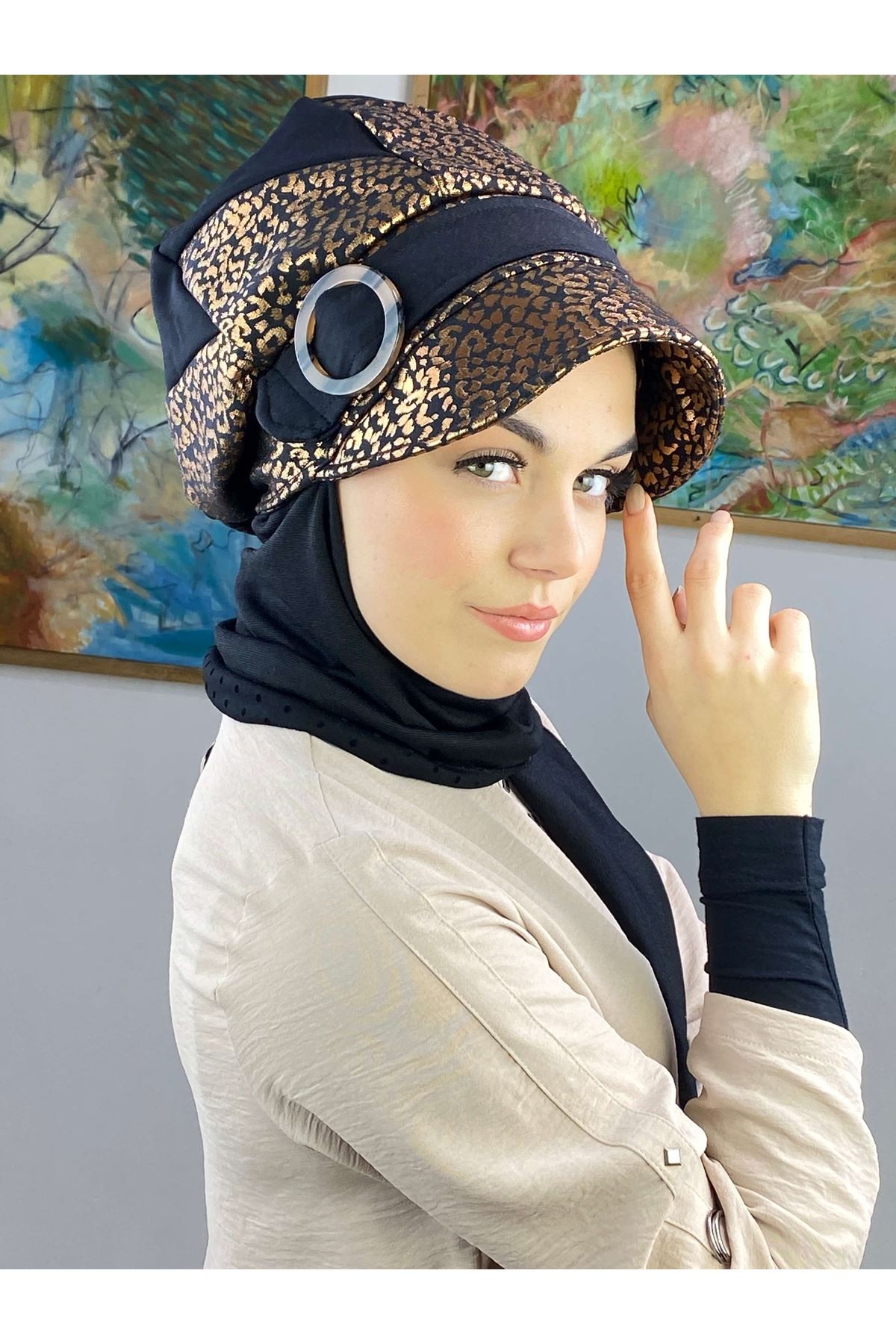 Parlak Bakır Leoparlı Siyah Çarkıfelek Model Tokalı Atkılı Şapka
