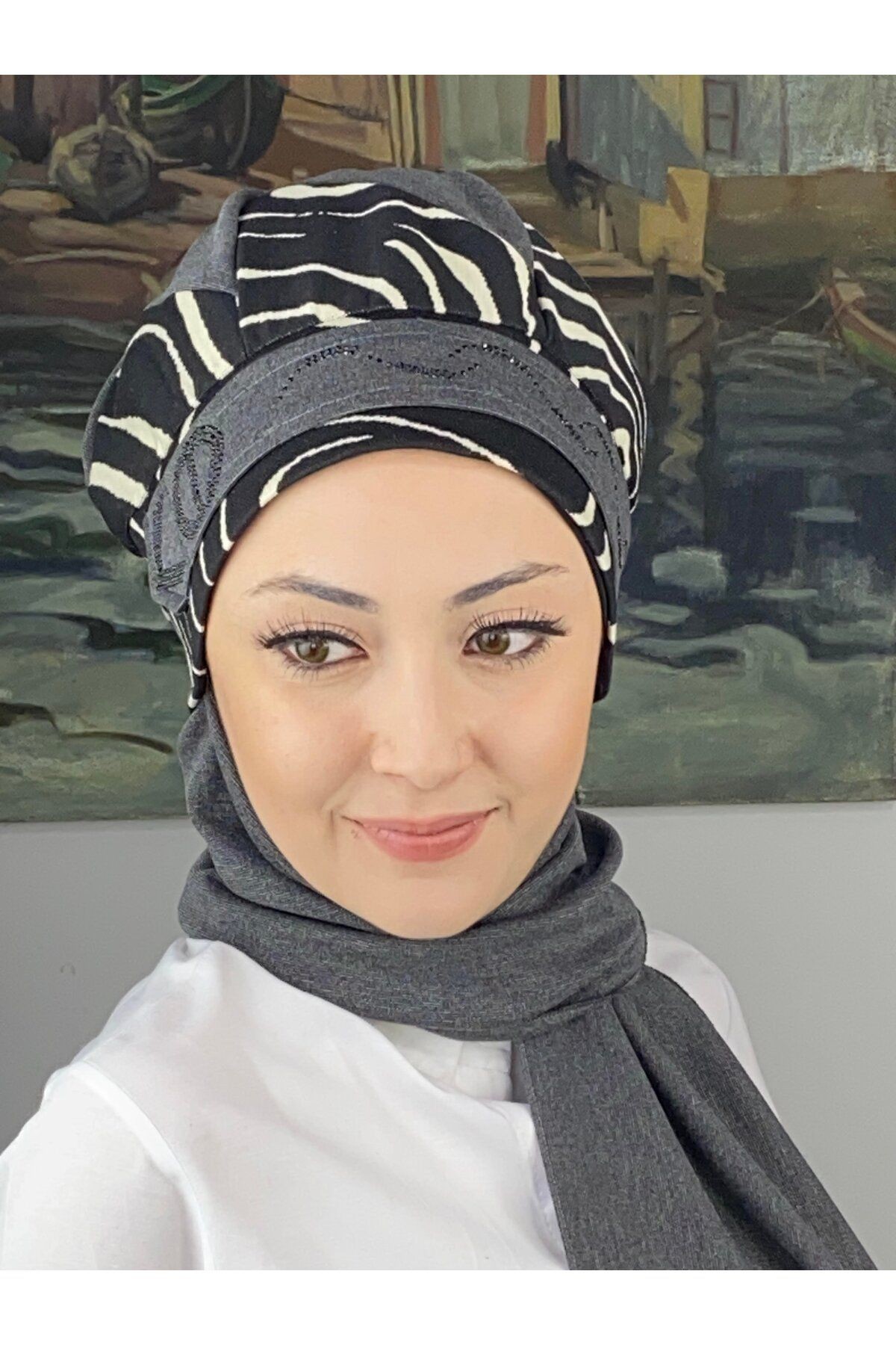 Çarkıfelek Model Taşlı Kemerli iri Siyah Zebra Desen Koyu Gri Atkılı Bere