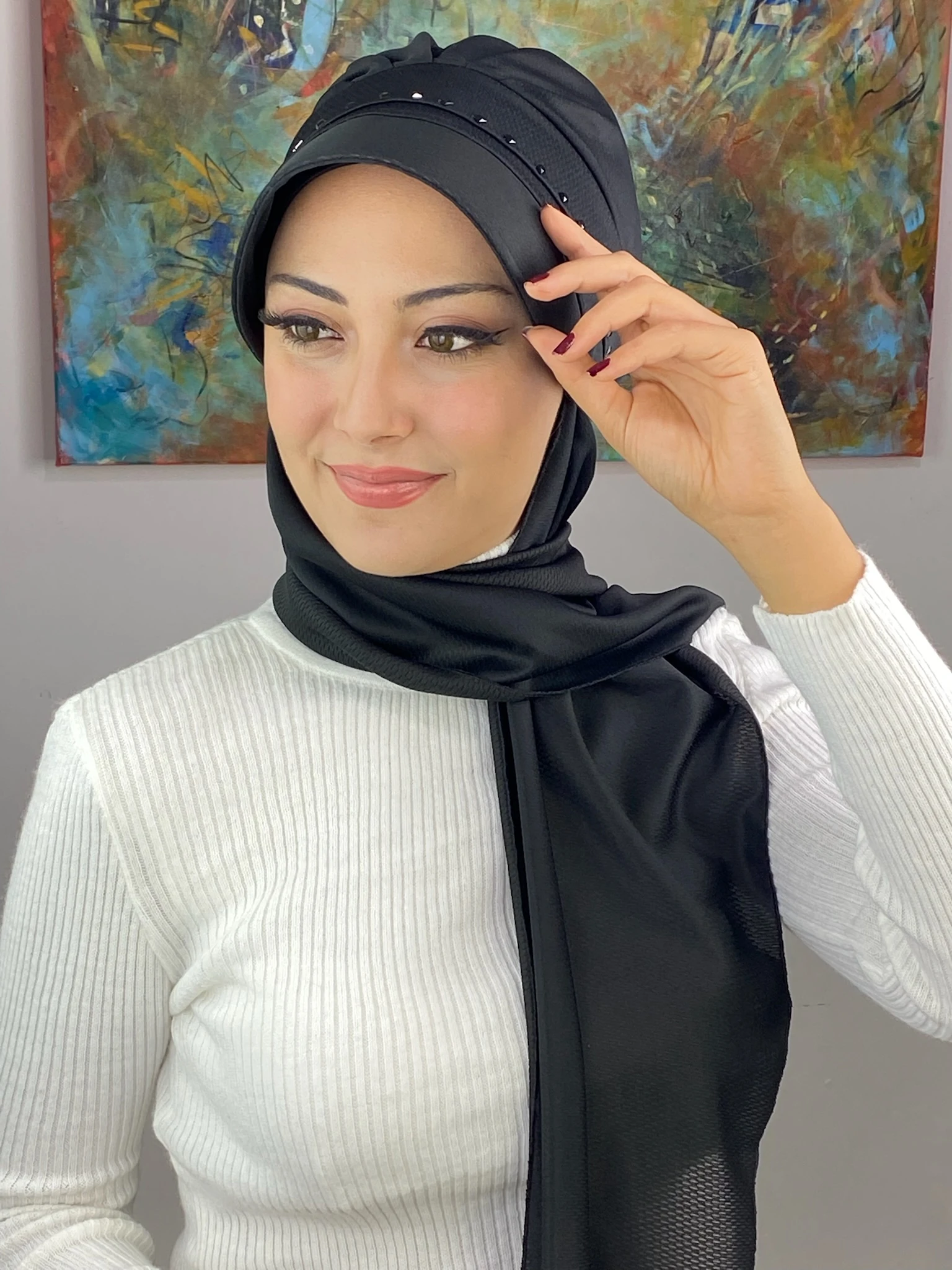 KARE SİYAH  TAŞ DETAYLI ŞAPKA