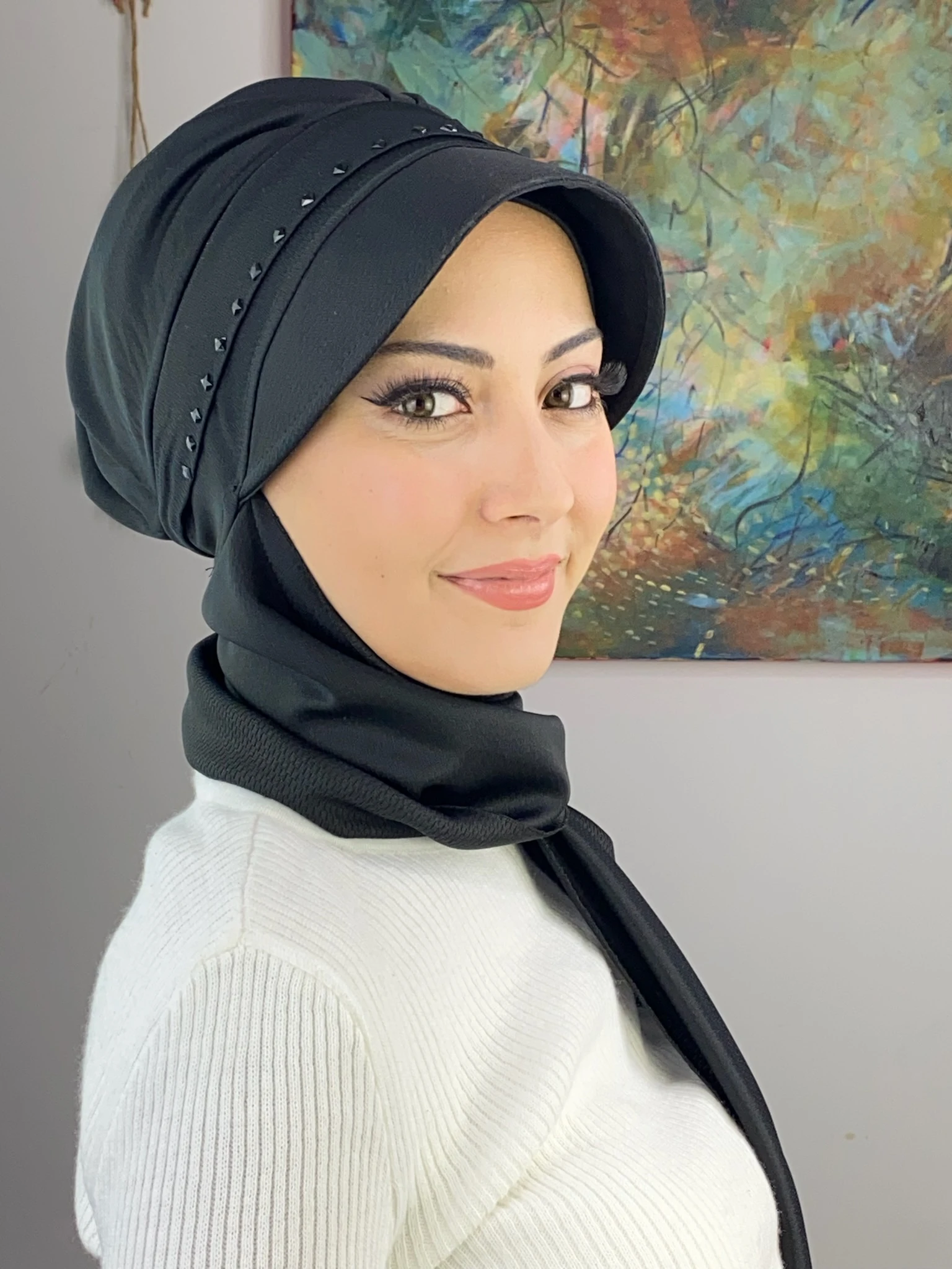 KARE SİYAH  TAŞ DETAYLI ŞAPKA