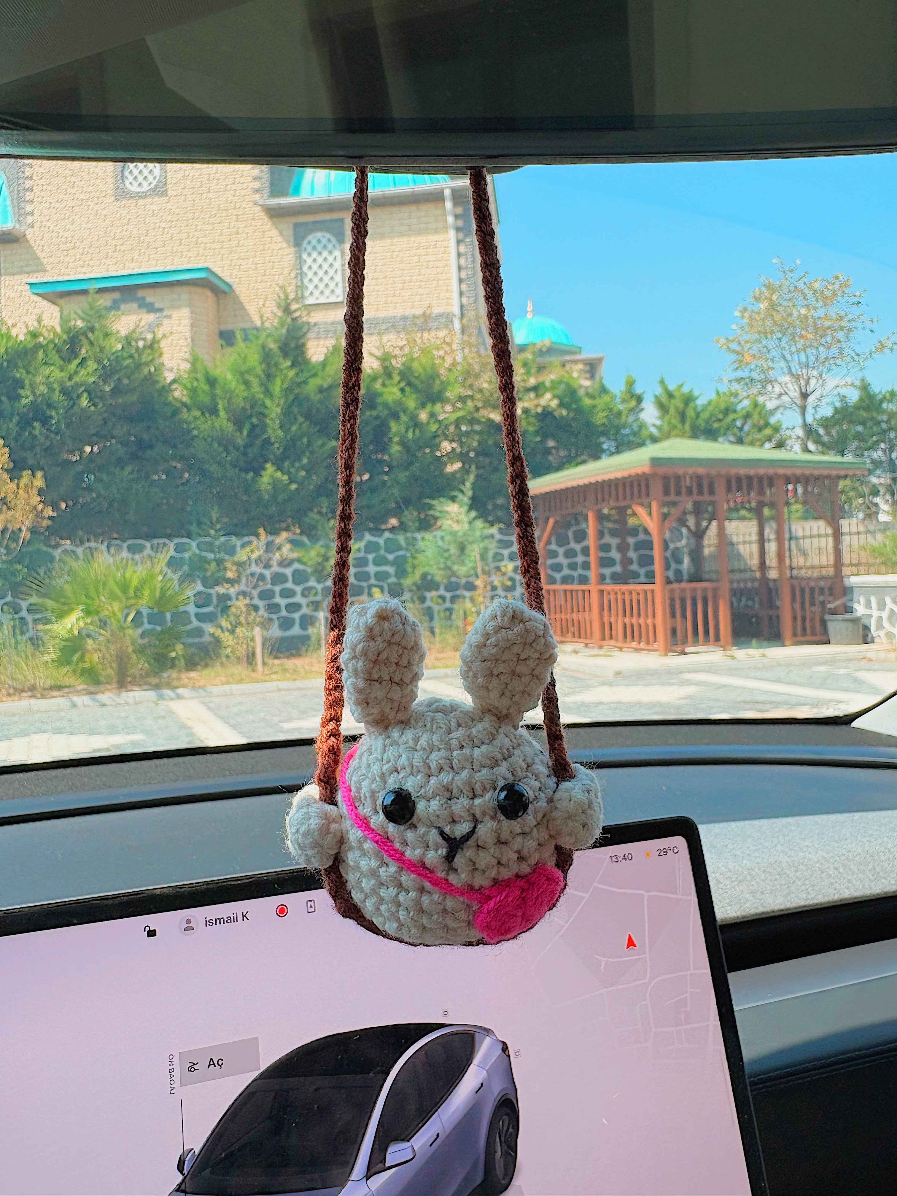 El Yapımı Çantalı Beyaz Tavşan Araba Süsü – Amigurumi Dekor