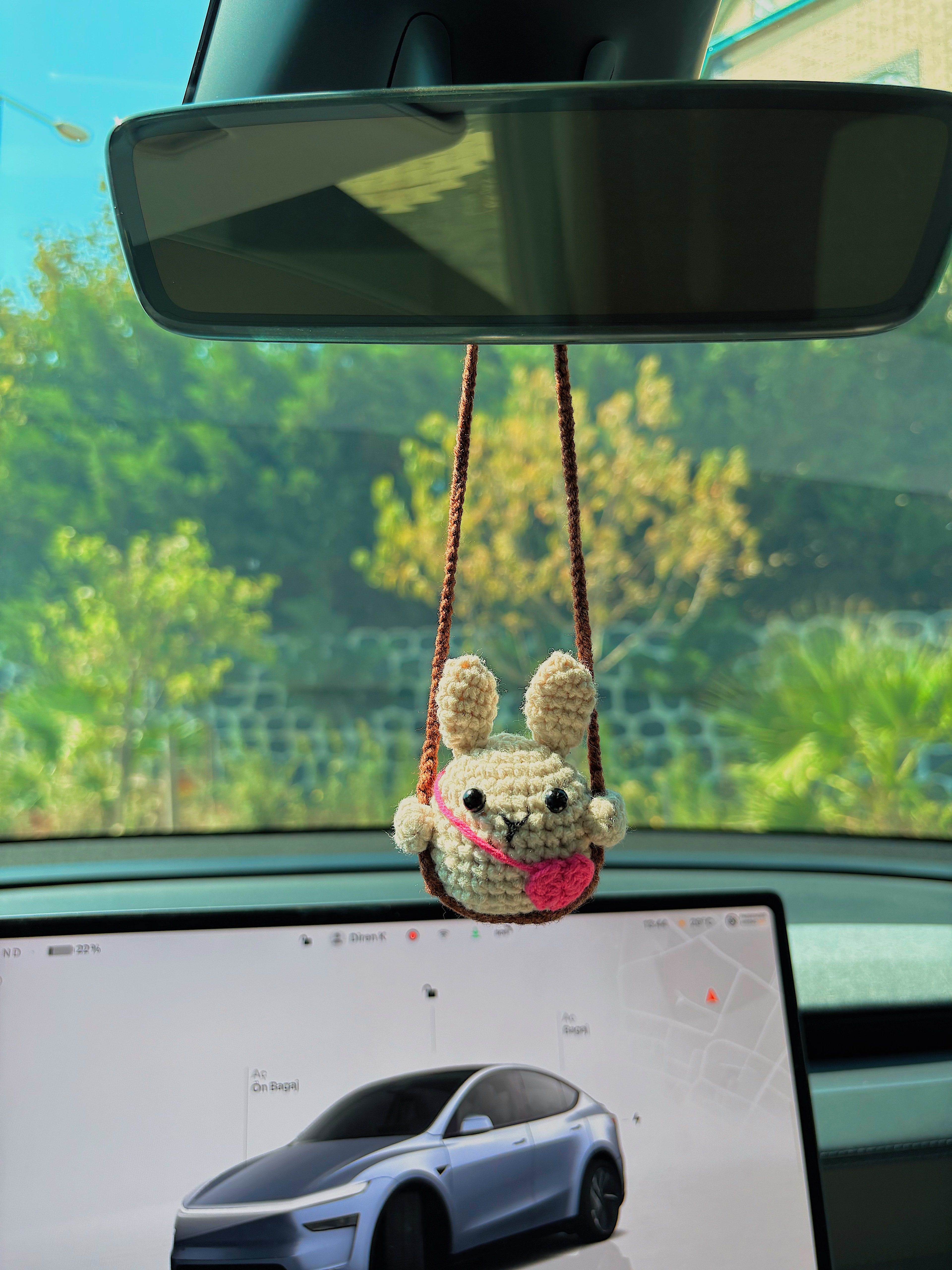 El Yapımı Çantalı Beyaz Tavşan Araba Süsü – Amigurumi Dekor