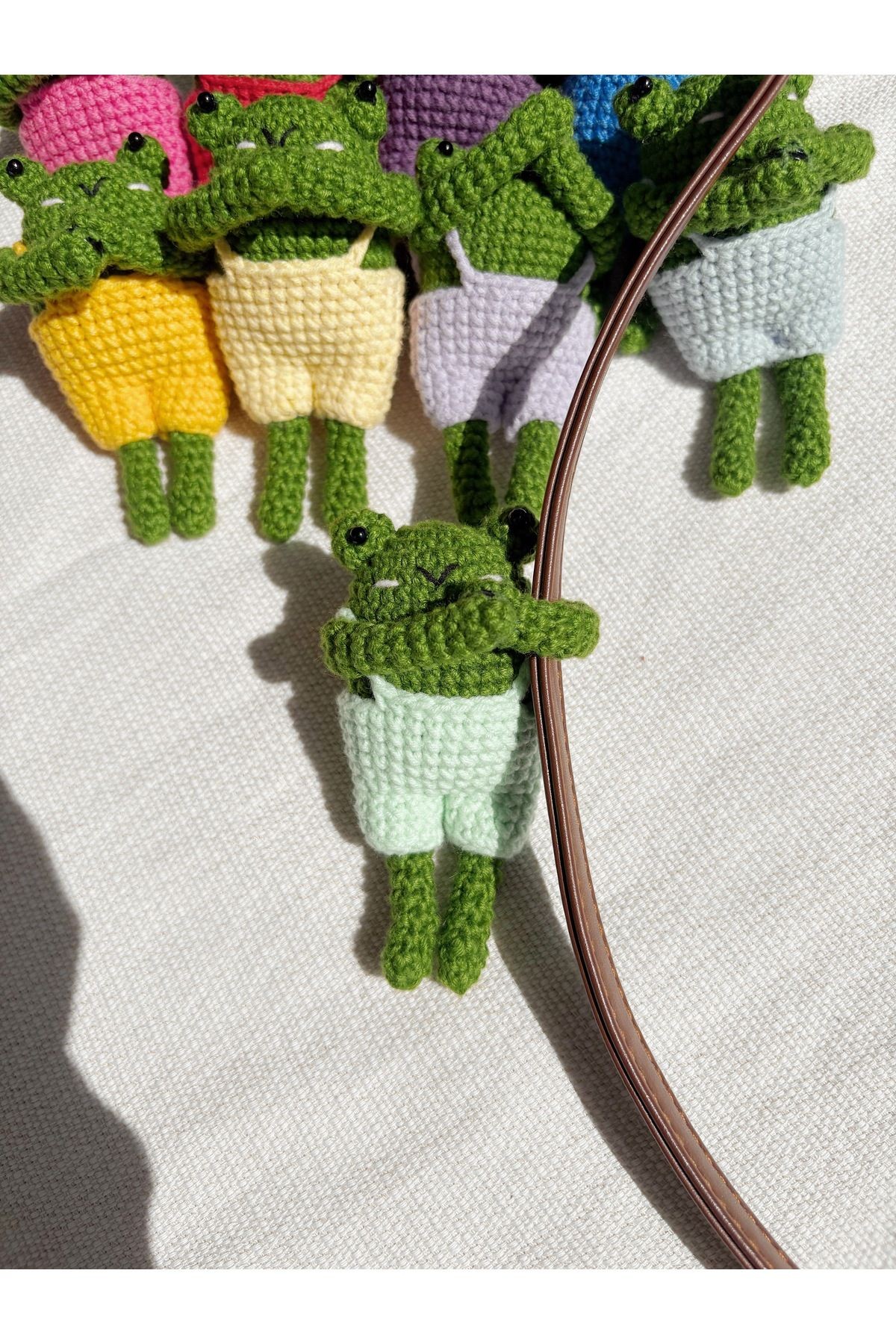 Kurbağa Amigurumi Çanta Charmı, Sarılan Kurbağa Çanta Süsü