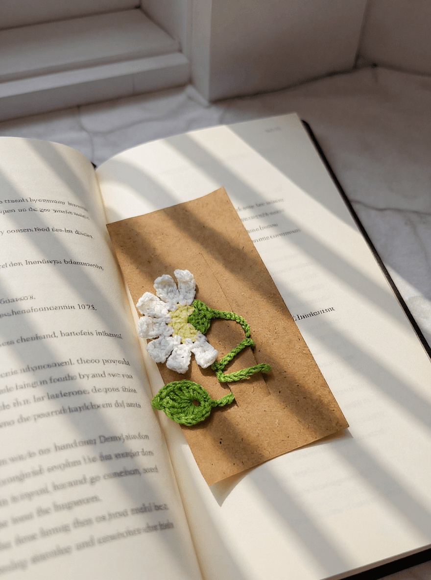El Yapımı Örgü Papatya Kitap Ayracı – Sarı & Beyaz Seçenekleri