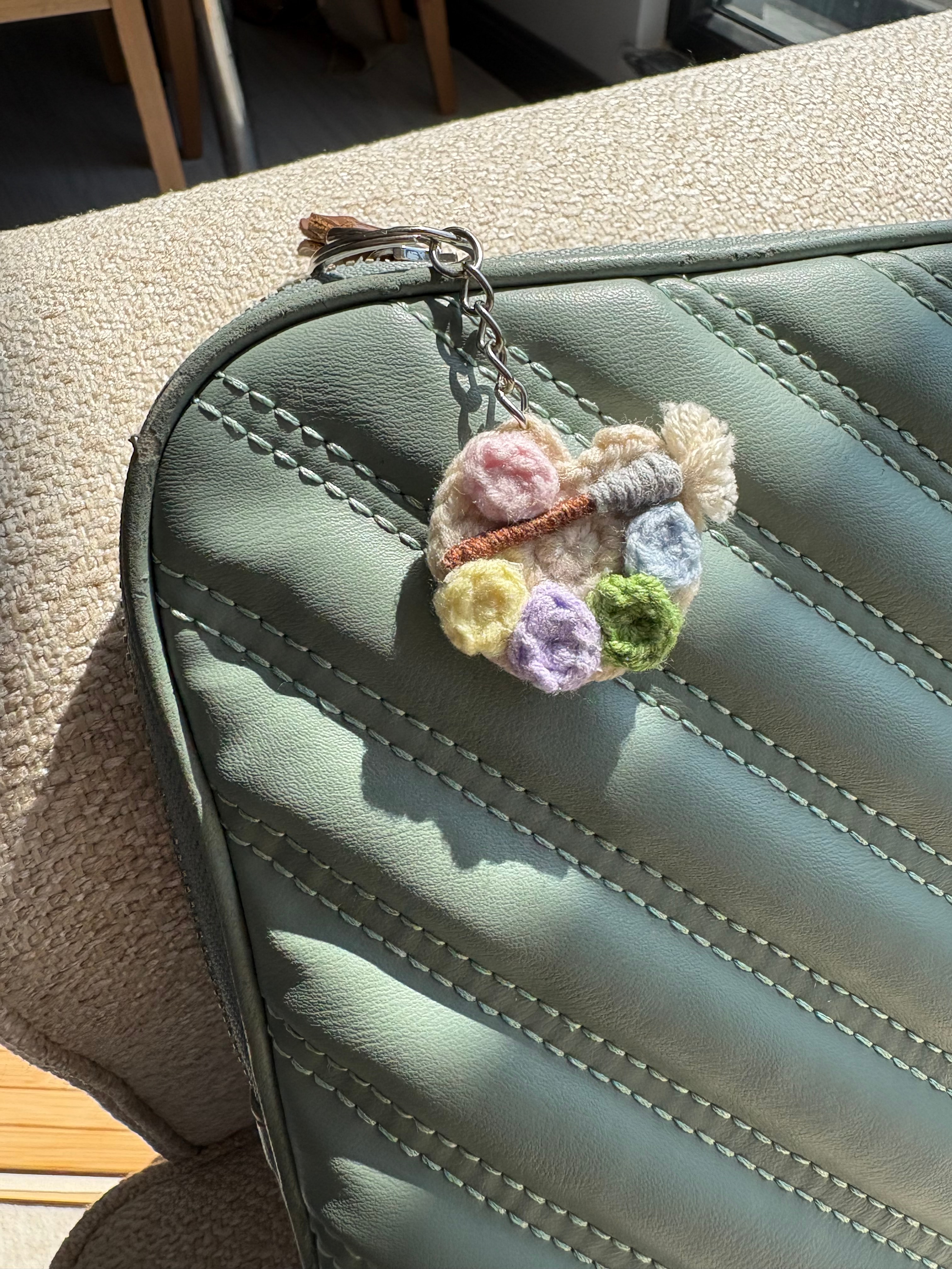 El Yapımı Örgü Boya Paleti Anahtarlık – Renkli Palet Tasarımlı Hediyelik