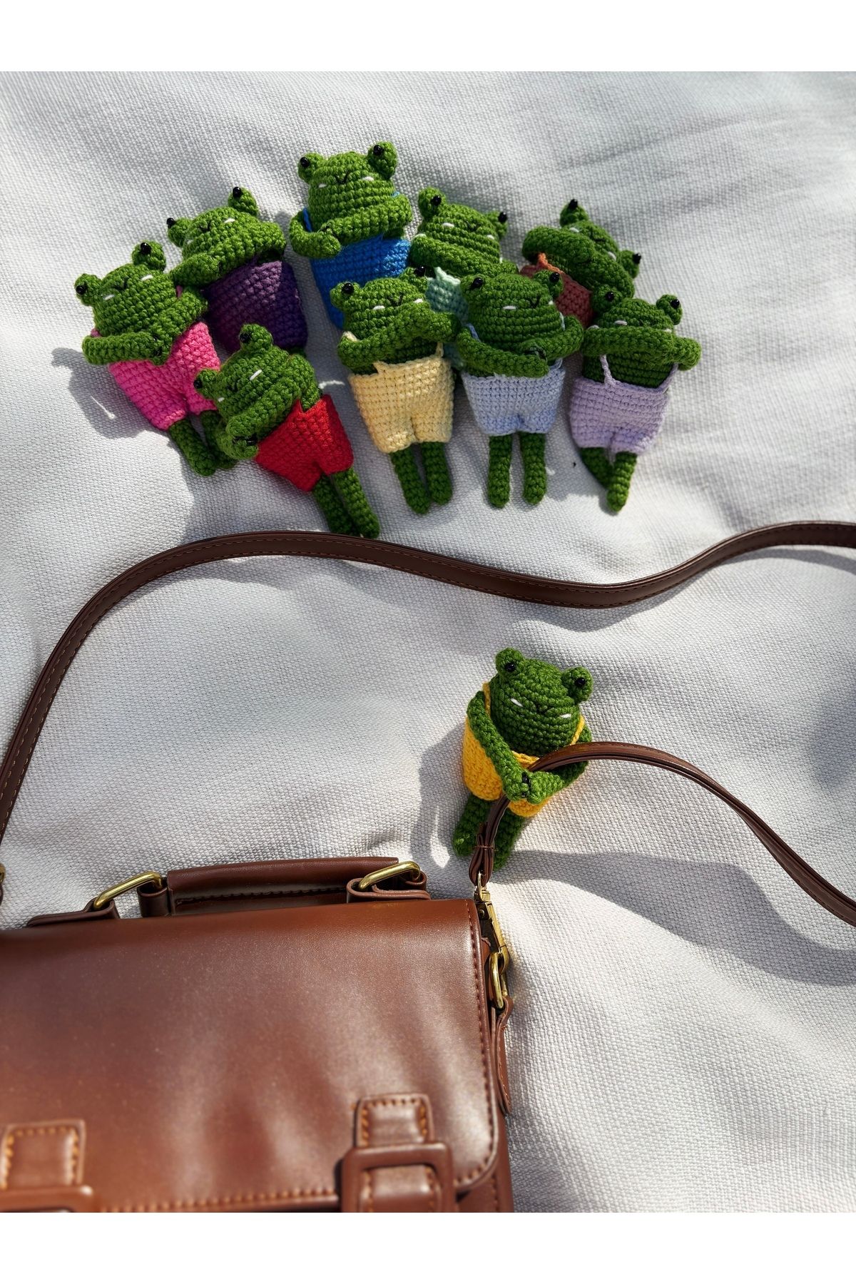 Kurbağa Amigurumi Çanta Charmı, Sarılan Kurbağa Çanta Süsü