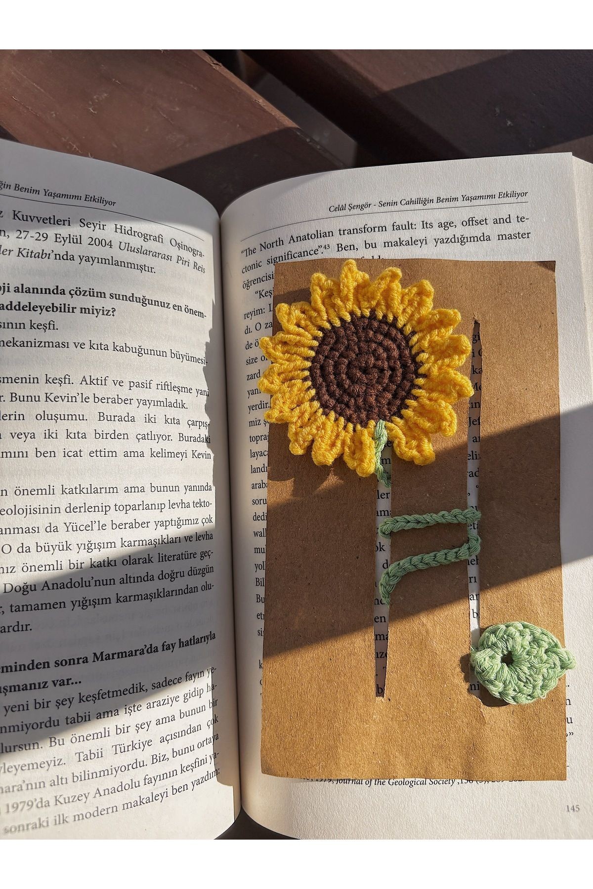 El Yapımı Örgü Ayçiçeği Kitap Ayracı – Vintage Tasarım