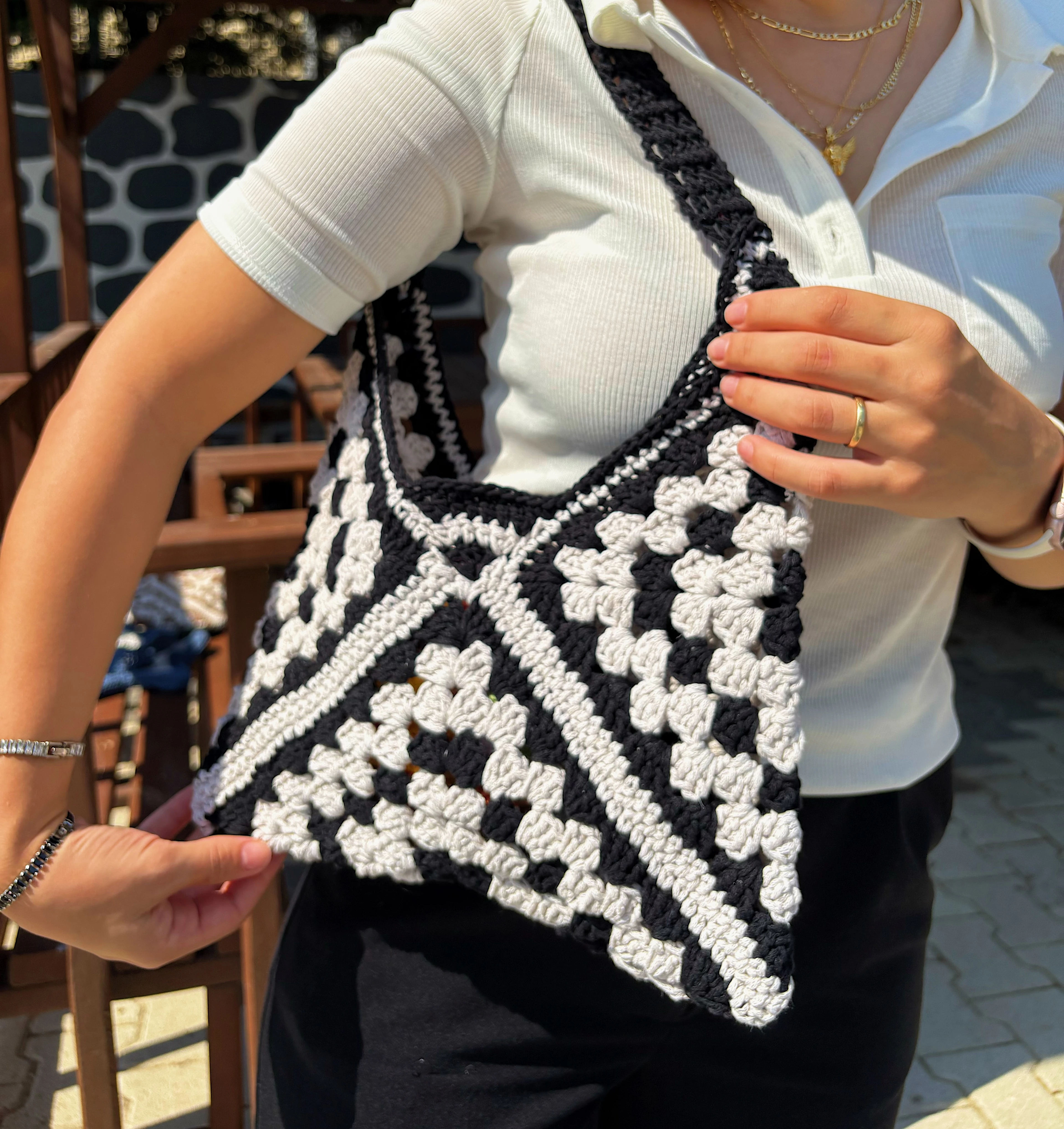 El Yapımı Siyah Beyaz Granny Square Örgü Çanta – Omuz Çantası, Retro Bohem Stil