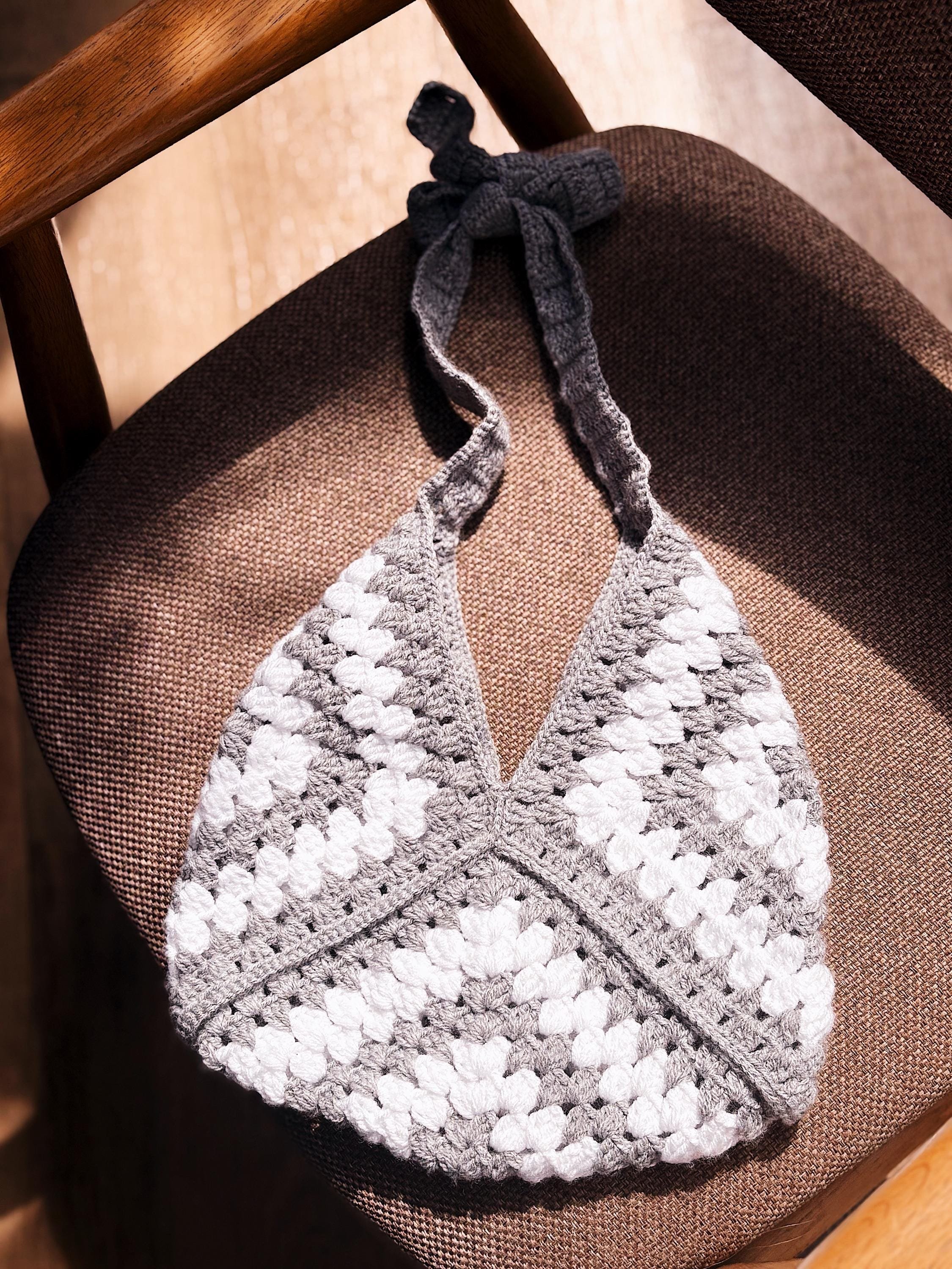 Patchwork Crochet Bag – Handmade Boho Shoulder Bag – Retro Yarn Tote – Vintage Style Triangle Bag – Soft Crochet Hobo Bag