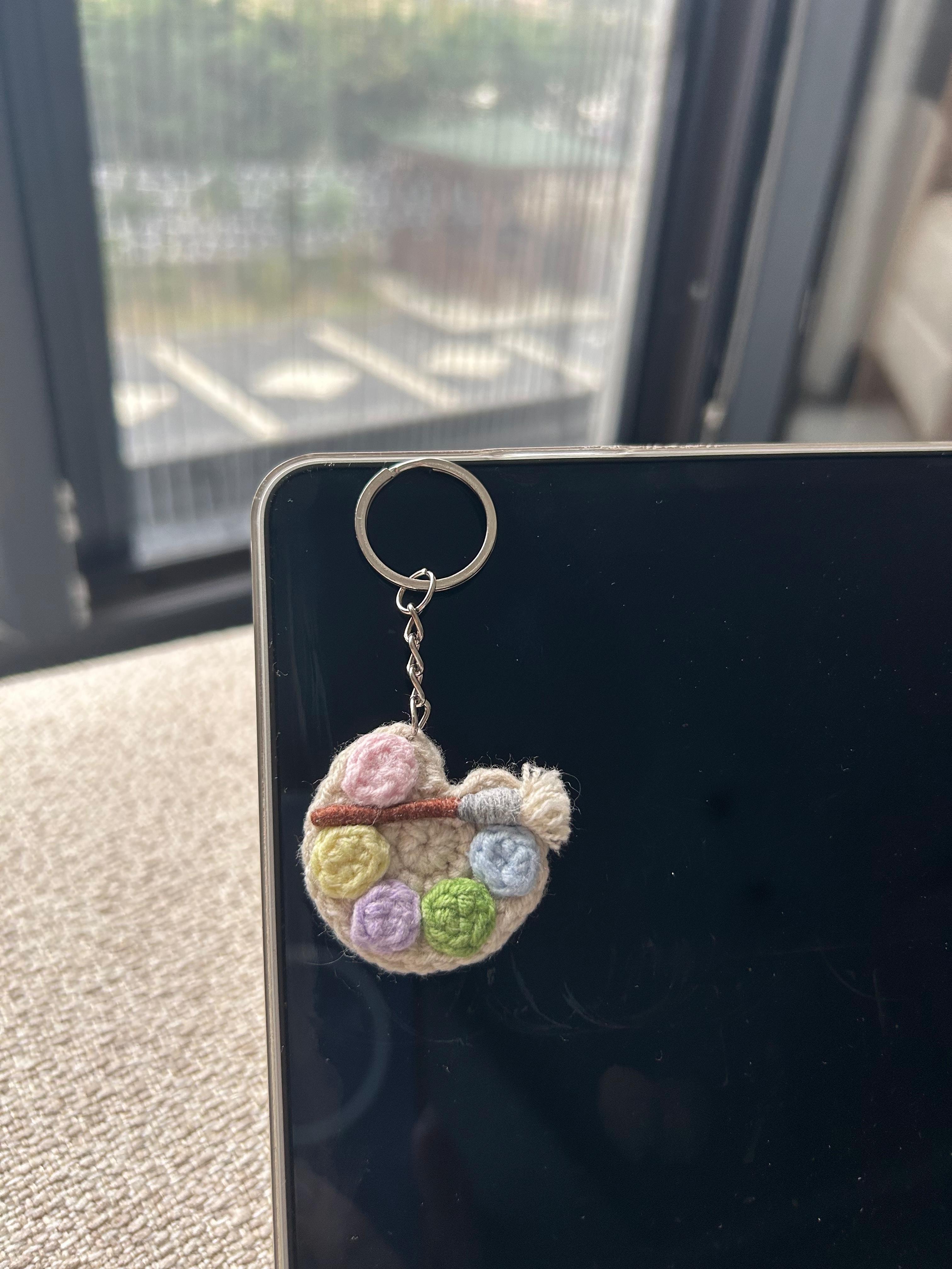 El Yapımı Örgü Boya Paleti Anahtarlık – Renkli Palet Tasarımlı Hediyelik