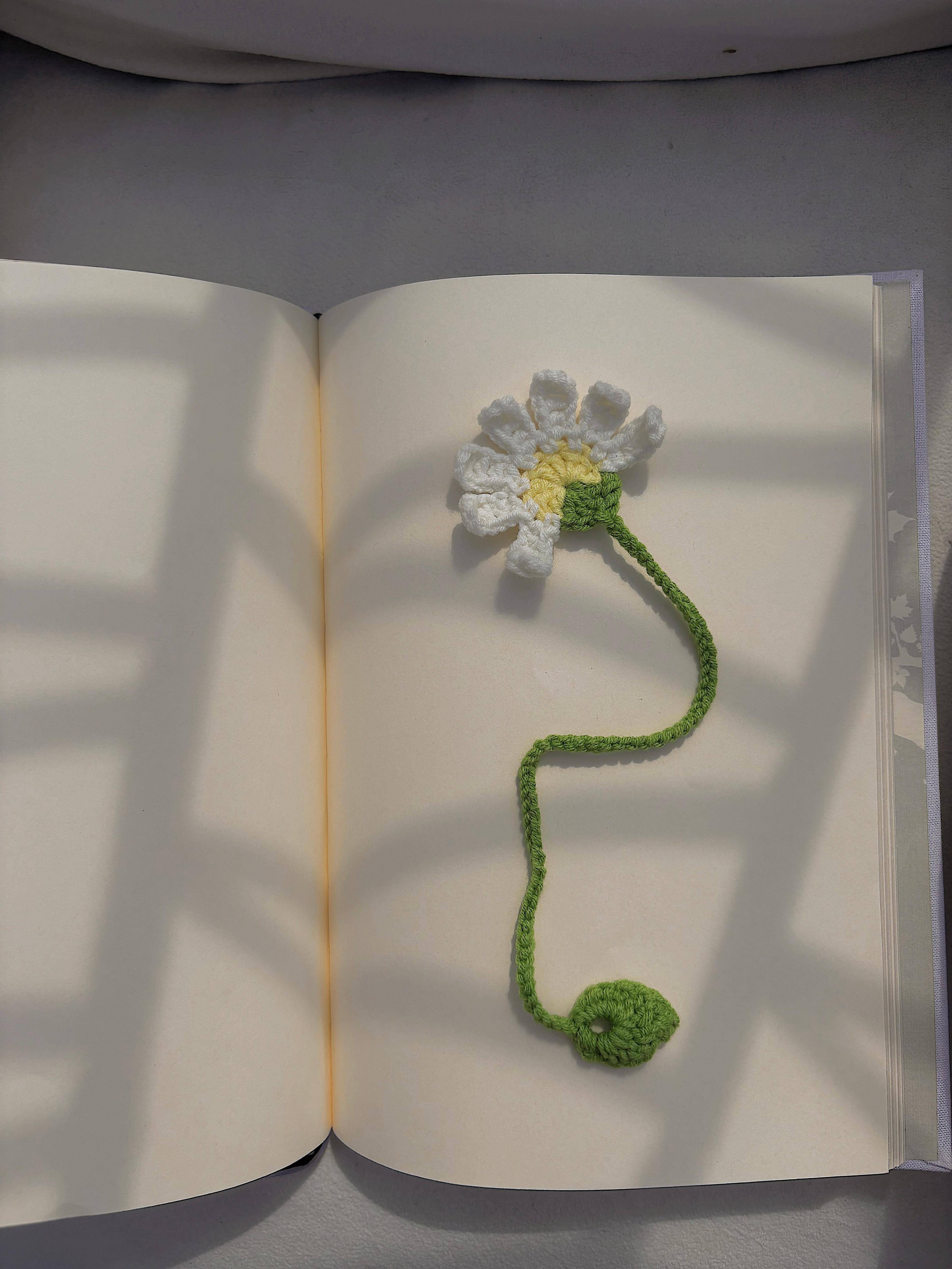 El Yapımı Örgü Papatya Kitap Ayracı – Sarı & Beyaz Seçenekleri