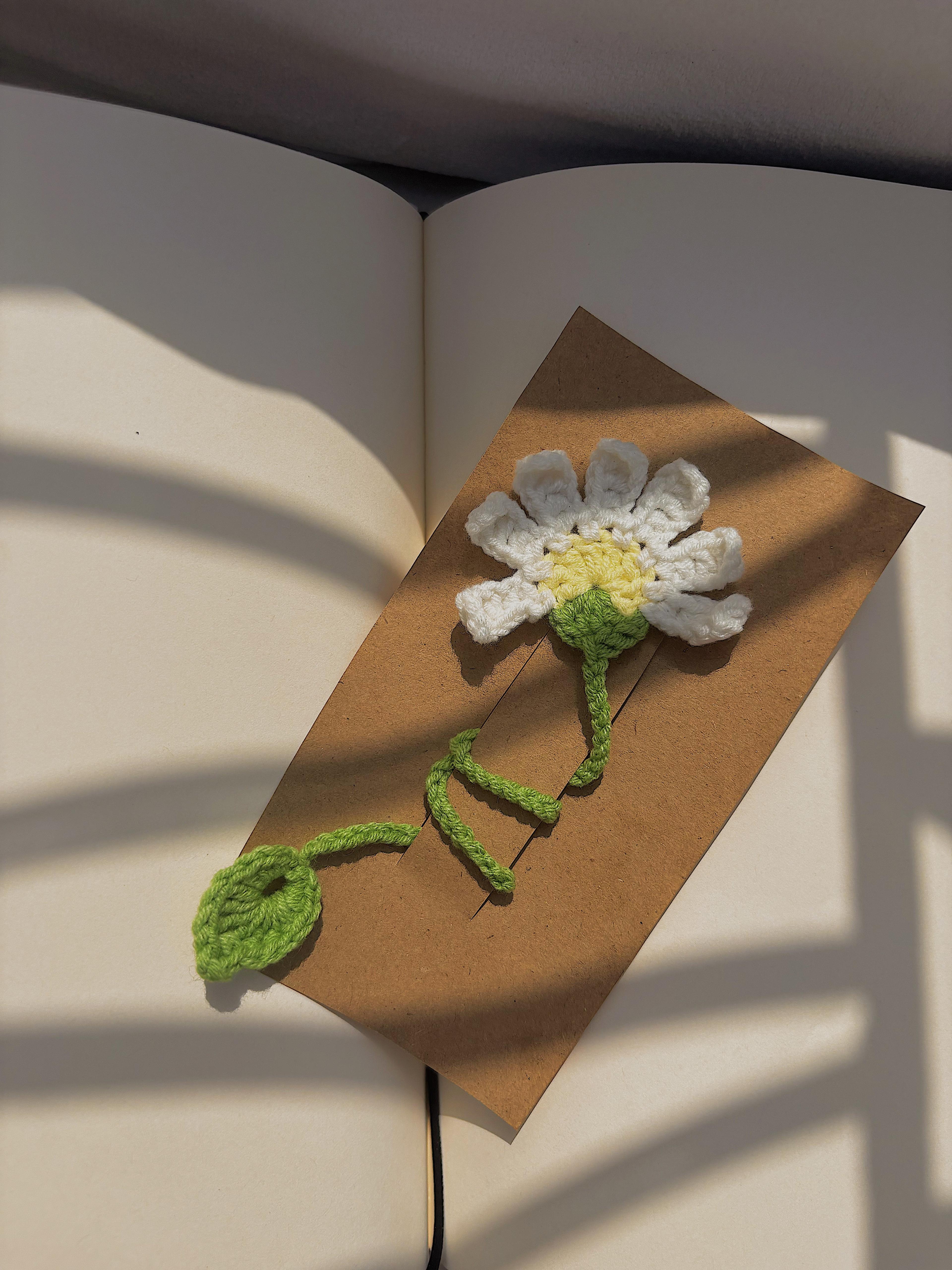 El Yapımı Örgü Papatya Kitap Ayracı – Sarı & Beyaz Seçenekleri