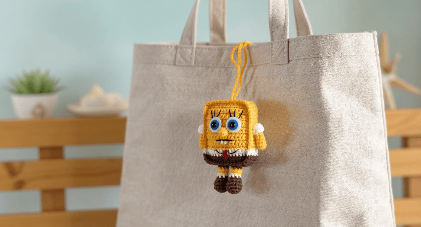 El Yapımı Örgü Sünger Bob Charm – Sevimli Amigurumi Karakter Figürü