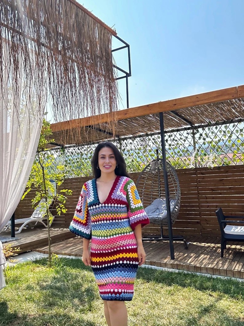 El Yapımı Renkli Tığ İşi Elbise – Granny Square Desenli Plaj Elbisesi, Bohem Örgü Yazlık Elbise